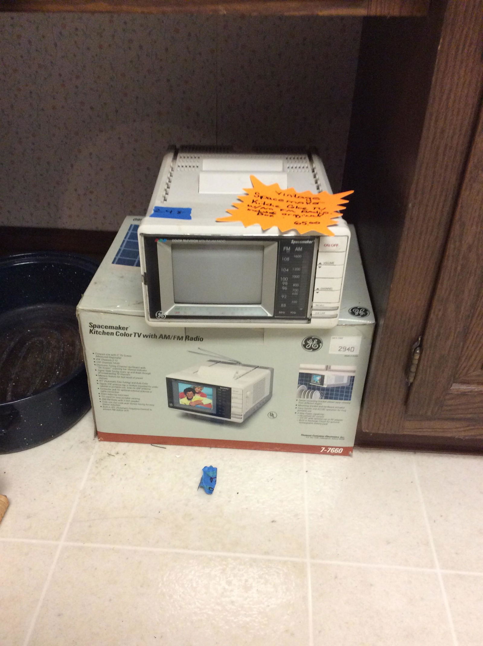 Vintage Space Maker Kitchen Color Tv w/ AM/FM Radio including Original Box (1 of 1)