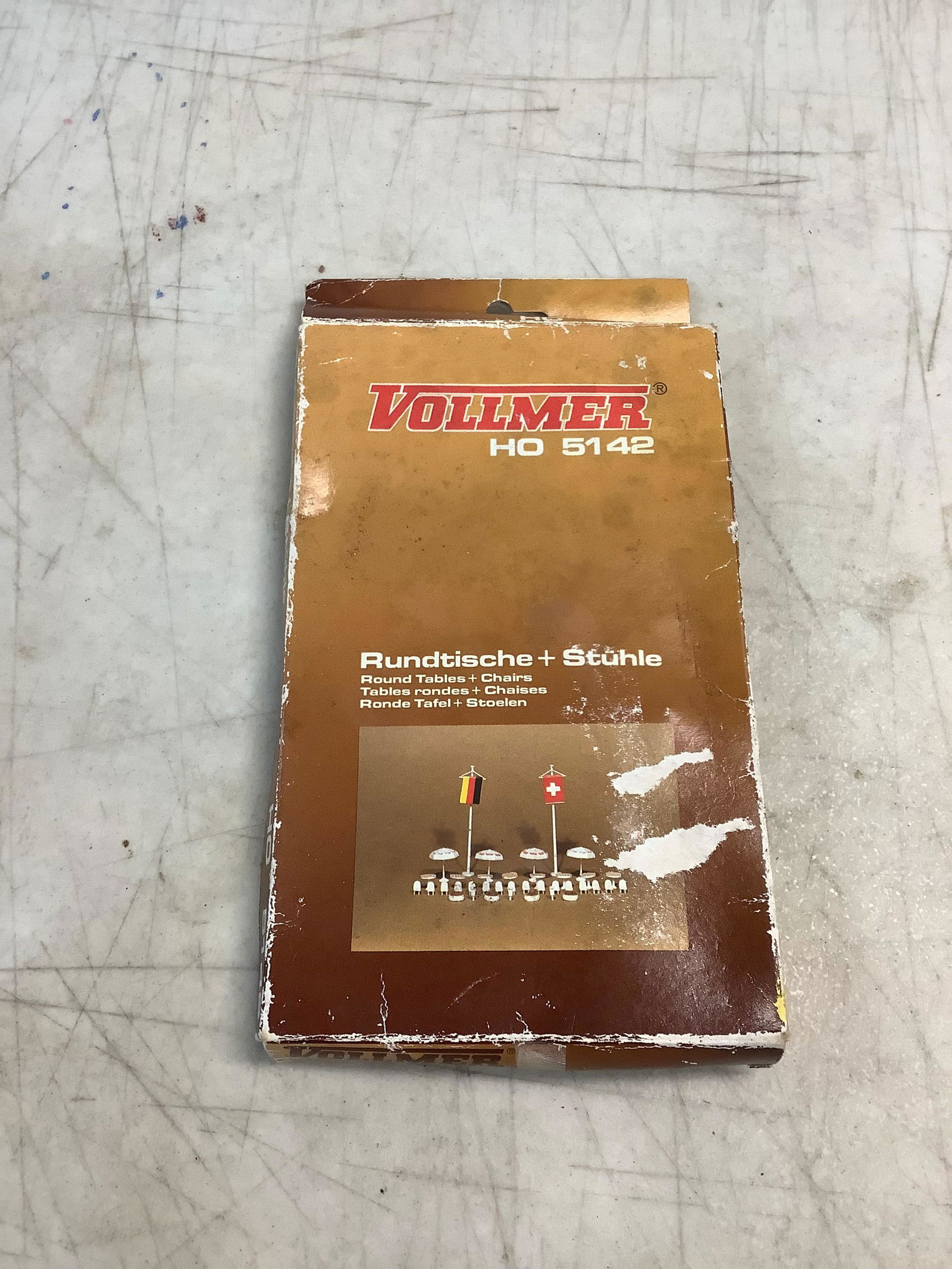 Vollmer round tables and chairs: Vollmer round tables and chairs