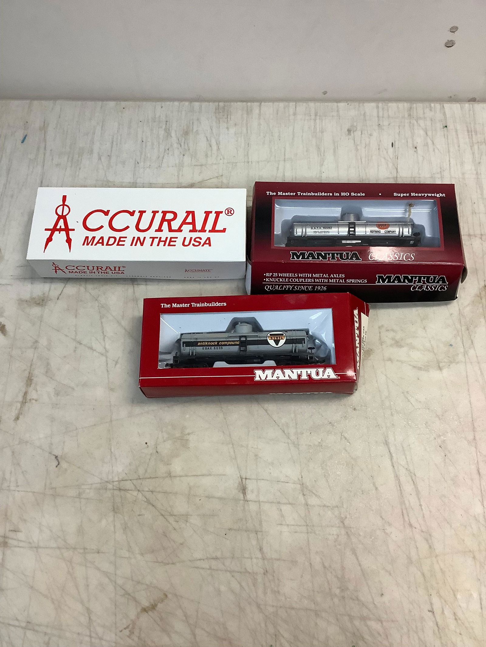 Lot of assorted train cars (1 of 1)