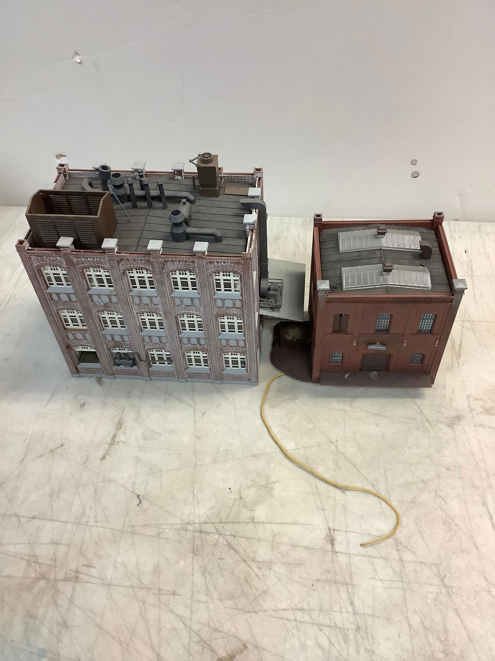 2 Kibri building models 8in: 2 Kibri building models 8in