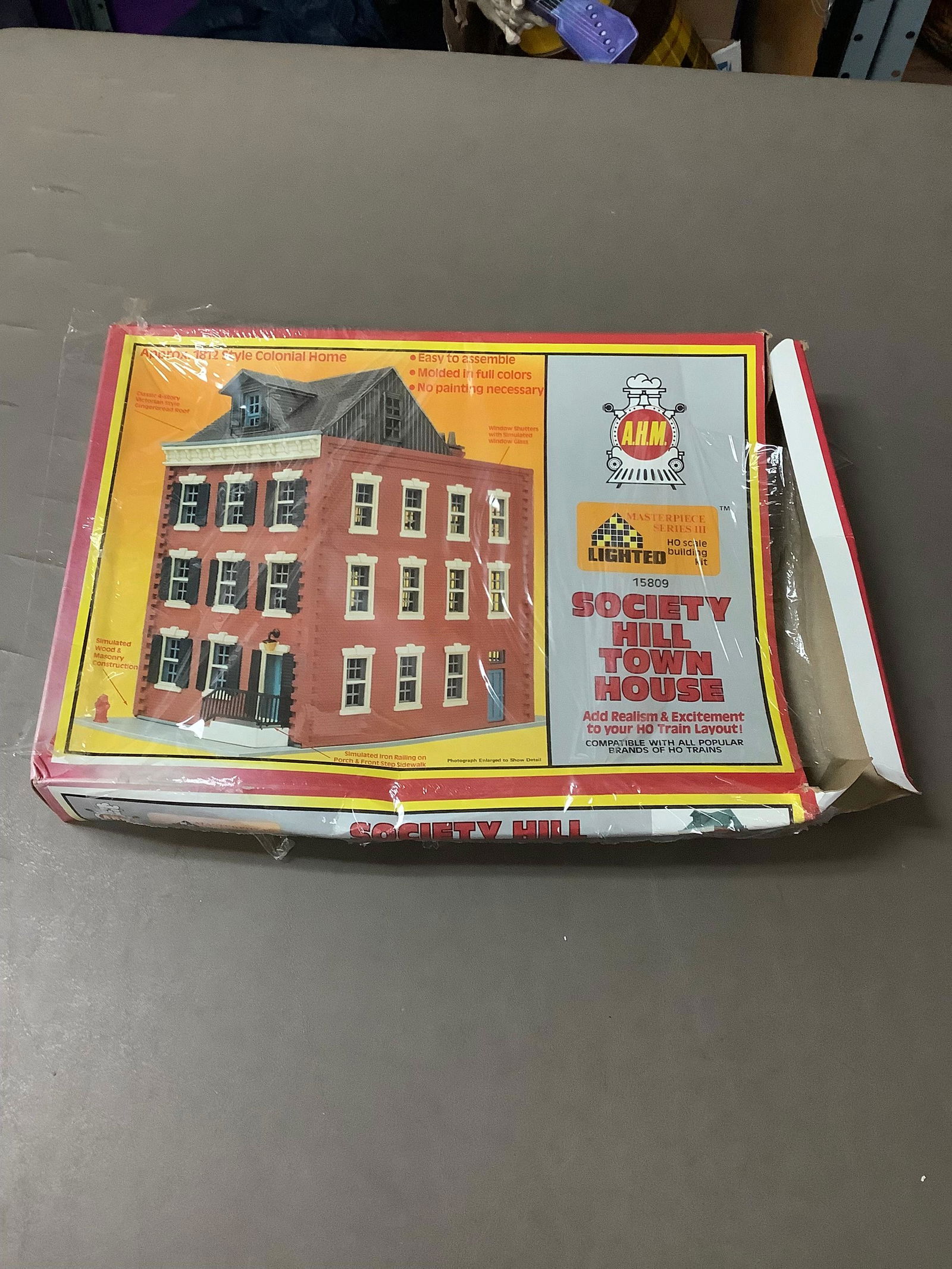 A.H.M. HO  Building kit, Society Hill Town House, lighted (1 of 1)