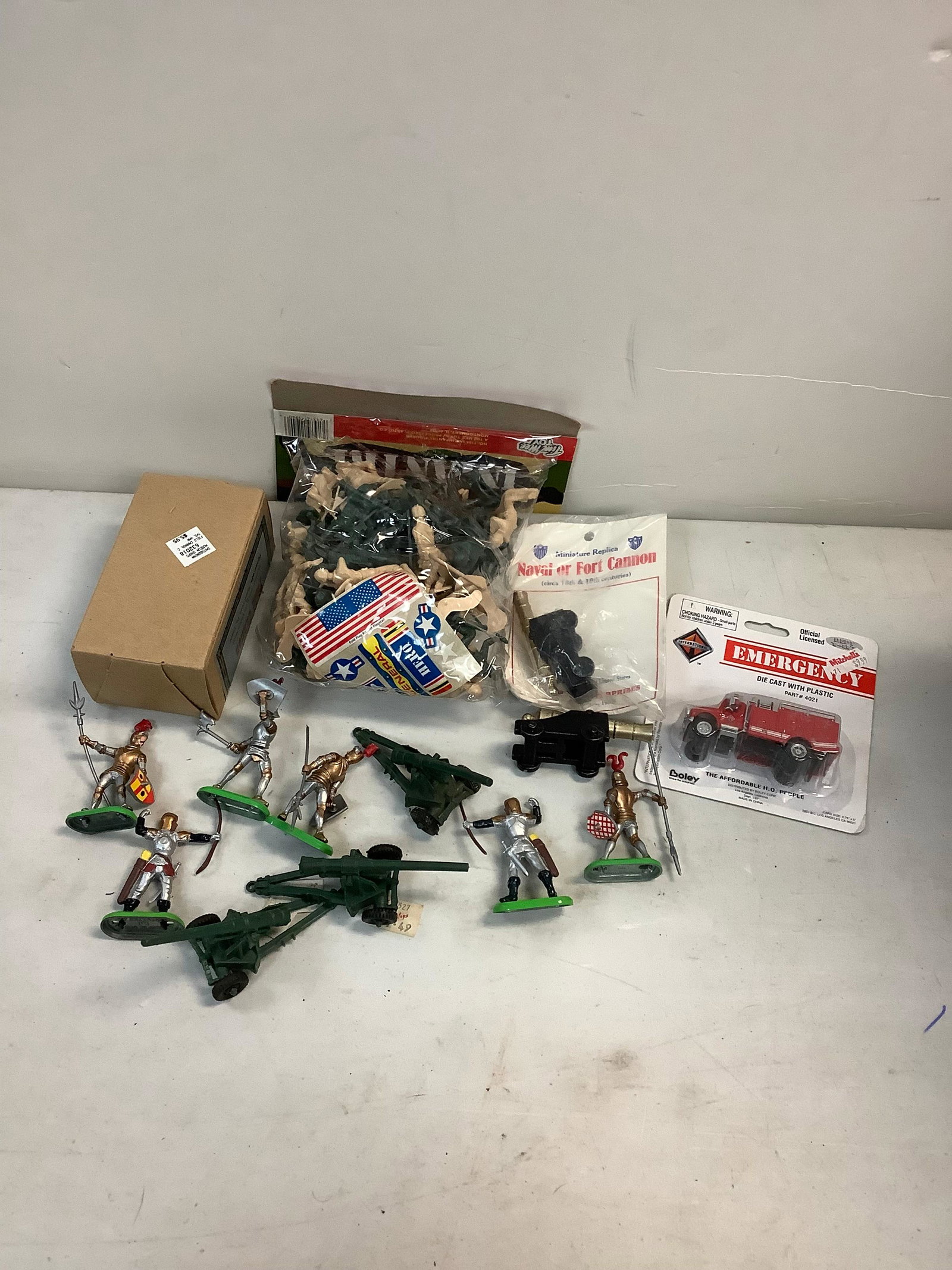 lot of soldiers and cannons: lot of soldiers and cannons