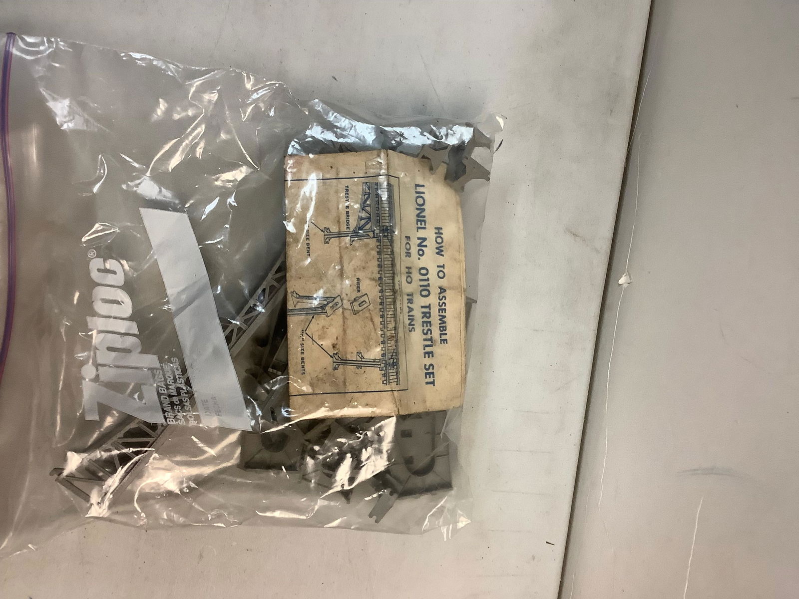 Lionel No. 0110 Trestle Set for Ho Trains: Lionel No. 0110 Trestle Set for Ho Trains