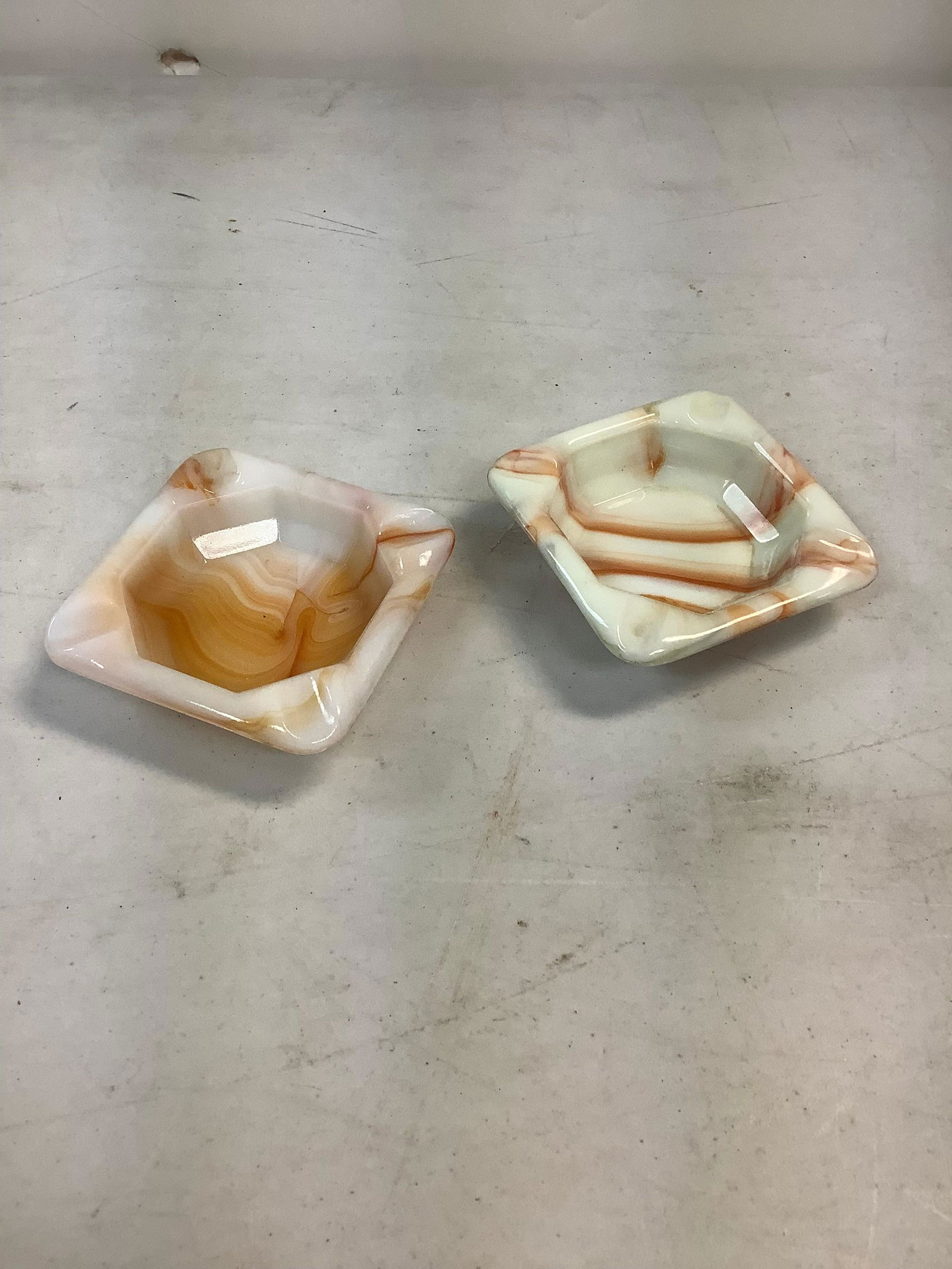 2 Vintage ashtrays made in Usa (3x3): 2 Vintage ashtrays made in Usa (3x3)