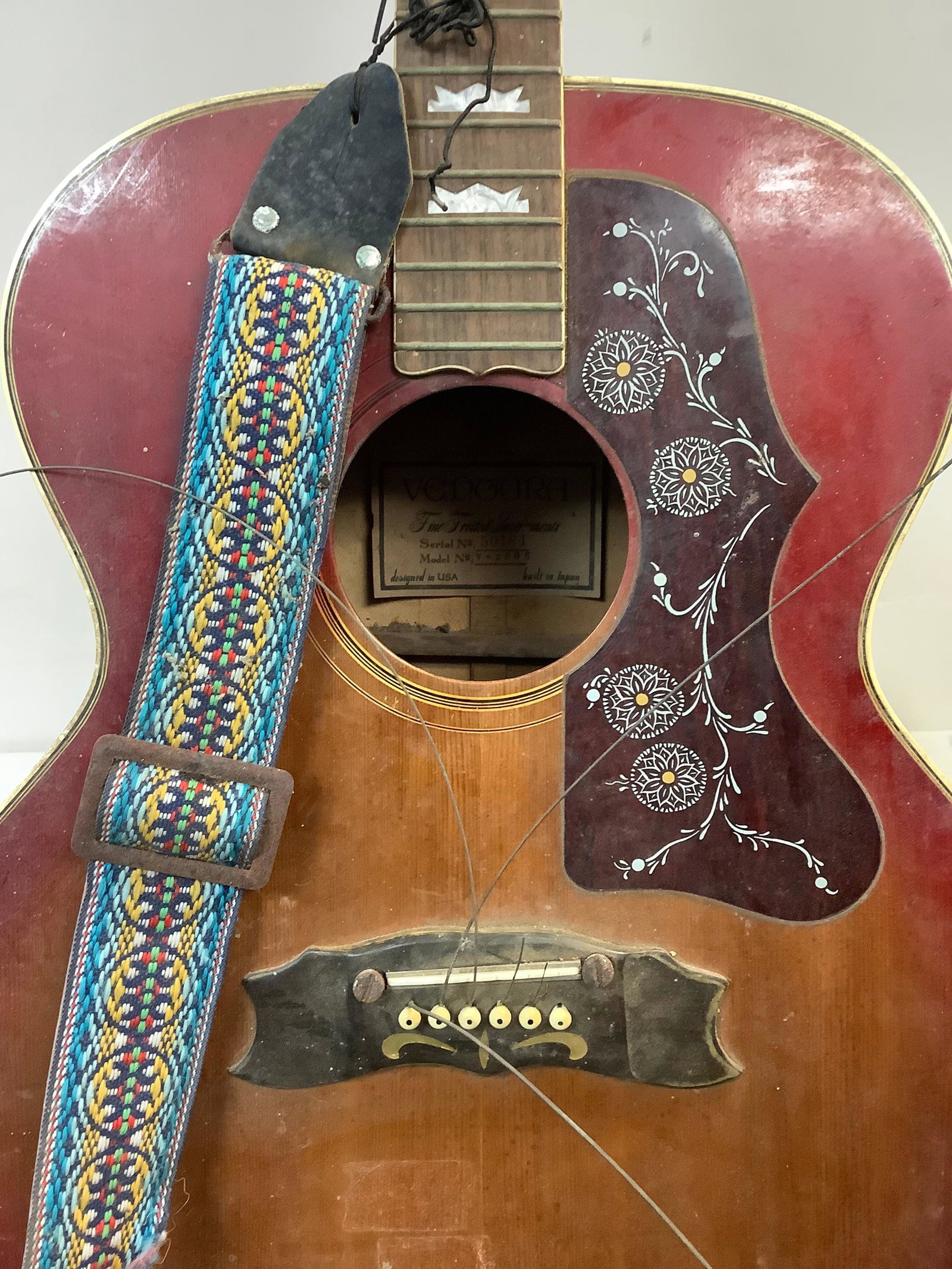 Ventura wooden guitar 50184 model V-200s (needs restringing): Ventura wooden guitar 50184 model V-200s (needs restringing)