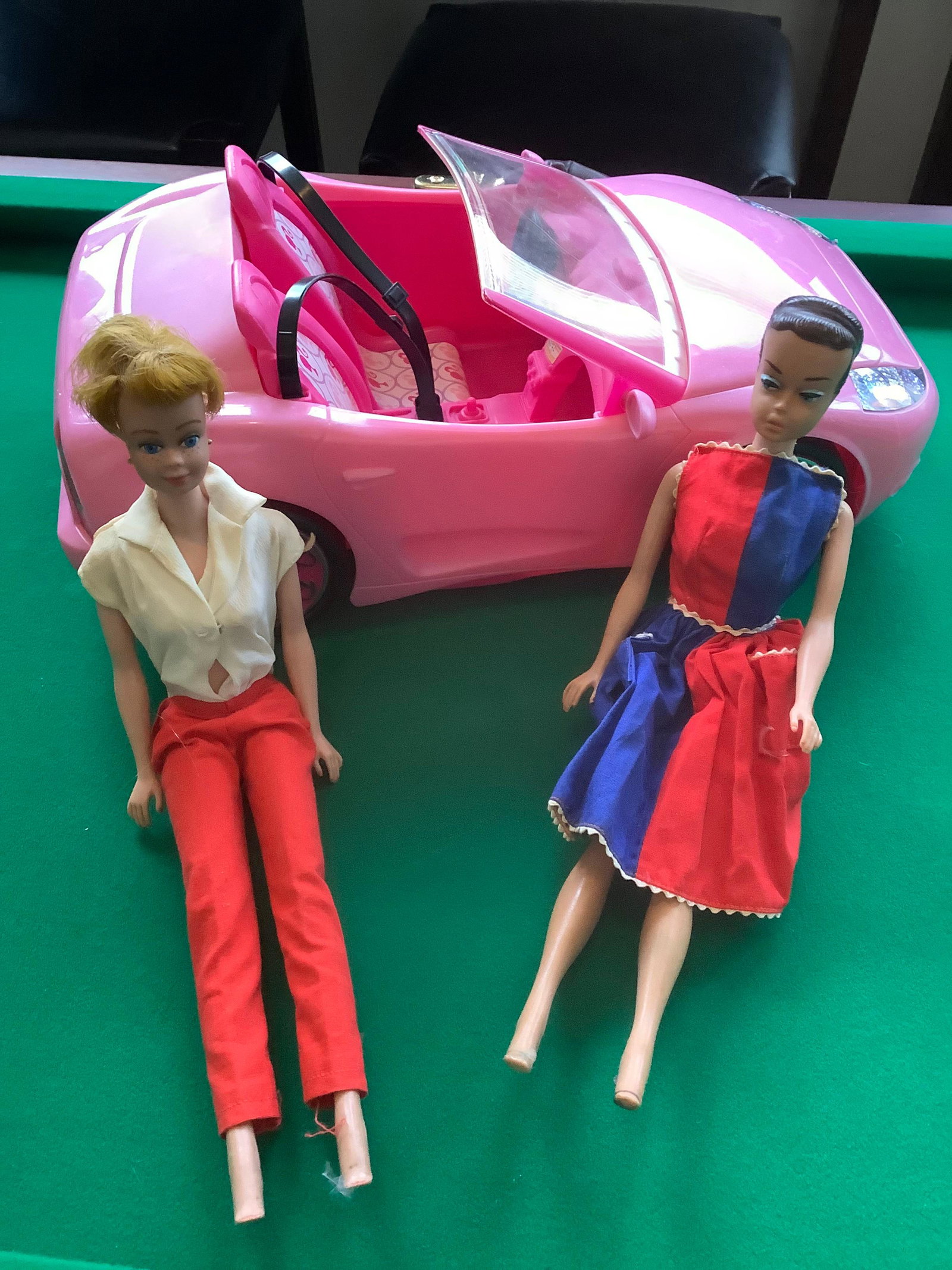 Lot of 2 Vintage 1968 Midge Barbies and Barbie Car: Lot of 2 Vintage 1968 Midge Barbies and Barbie Car