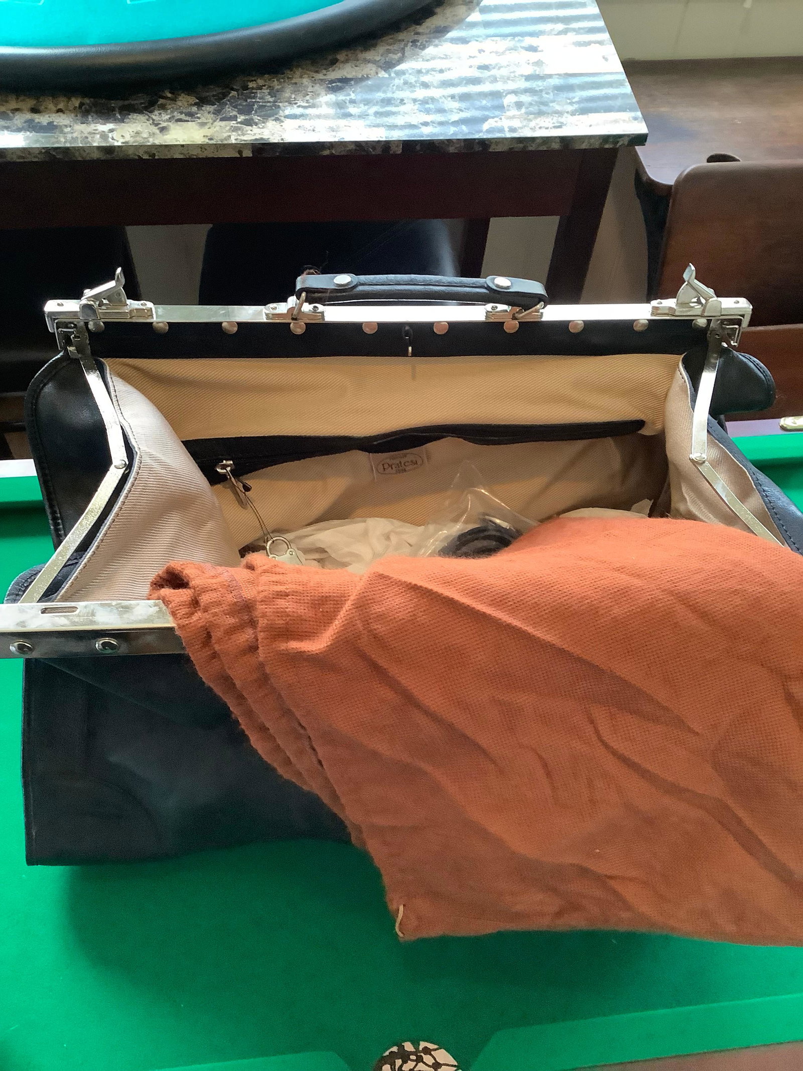 Large Never Used Leather Pratesi Bag w/ Lock & Key, Strap and Dust Bag: Large Never Used Leather Pratesi Bag w/ Lock & Key, Strap and Dust Bag Measures 20 x 14