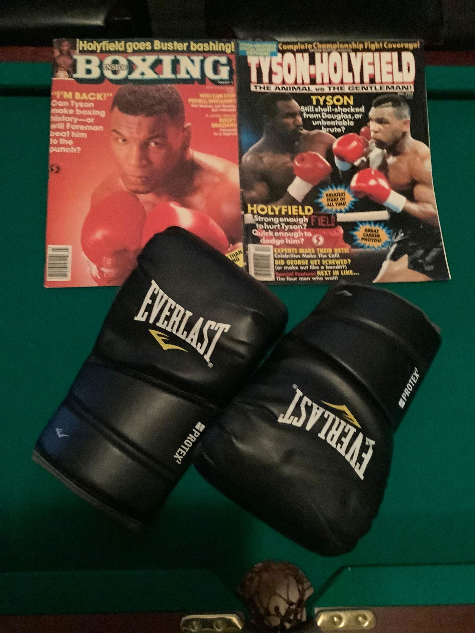 Pair of Everlast Protex 2 Boxing Gloves and Boxing Magazines: Pair of Everlast Protex 2 Boxing Gloves and Boxing Magazines