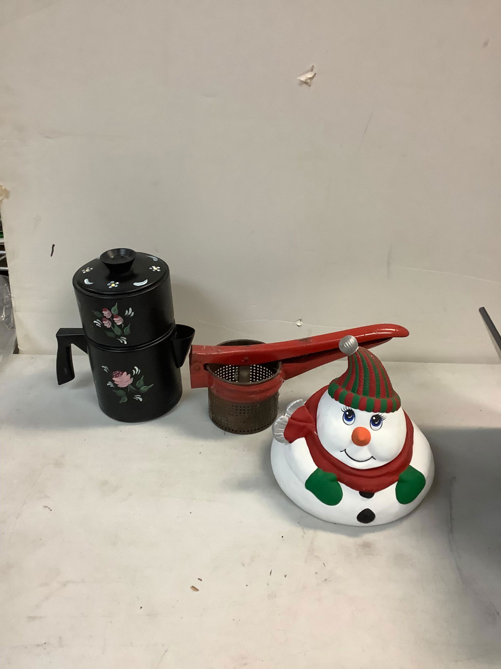 snowman Ceramic dish, tea Pot and Ricer: snowman Ceramic dish, tea Pot and Ricer