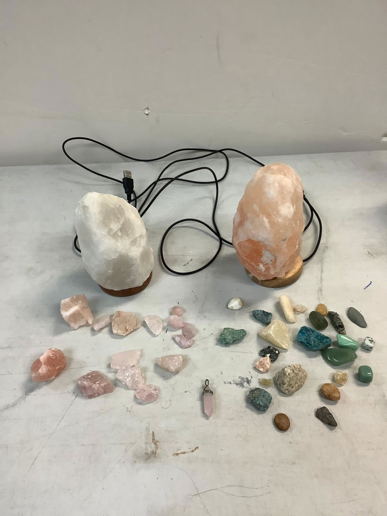 Pink and white salt lamps 6 1/2 in, rose quarts and more (pink lamp doesnt work) (1 of 1)