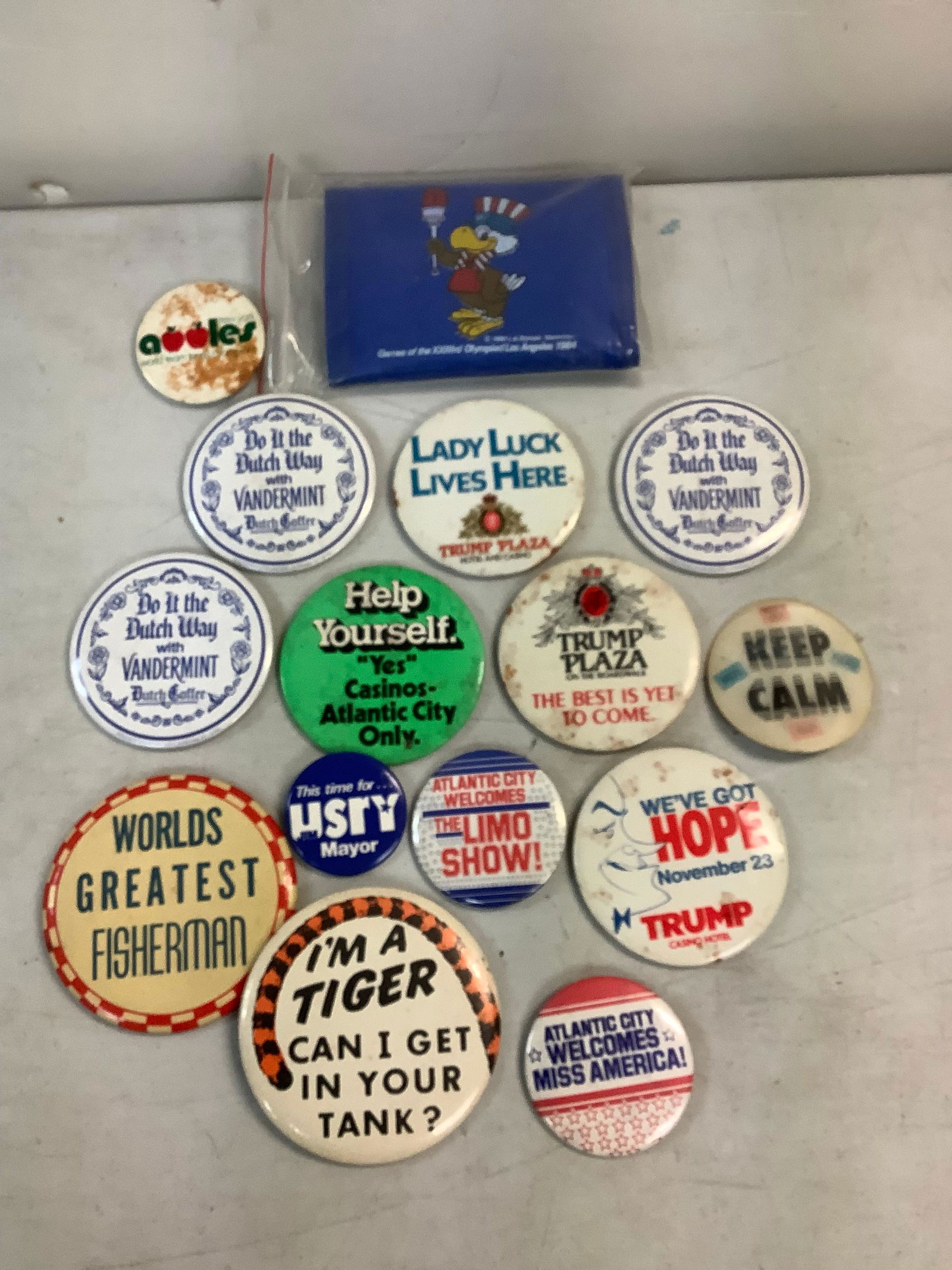 Lot of wallet 1984 olympics and vintage pins (1 of 1)