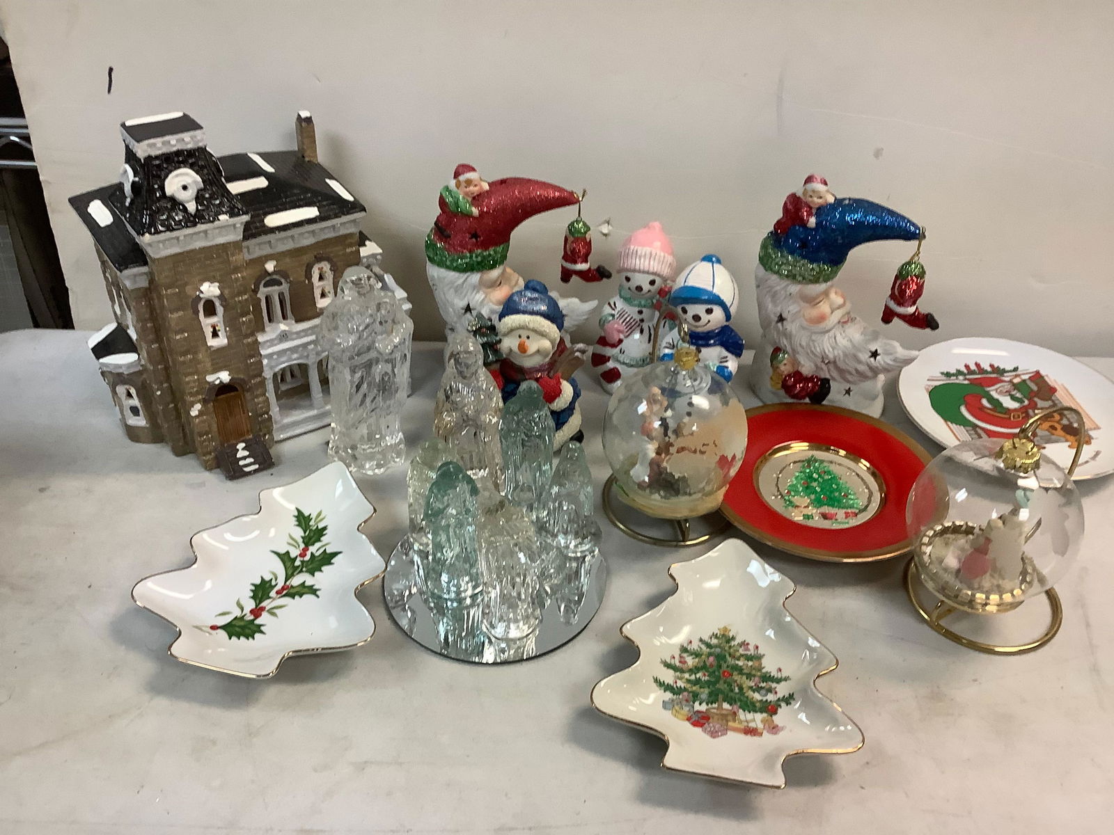 Delta house Dept 56 and ceramic christmas decorations and more (1 of 1)