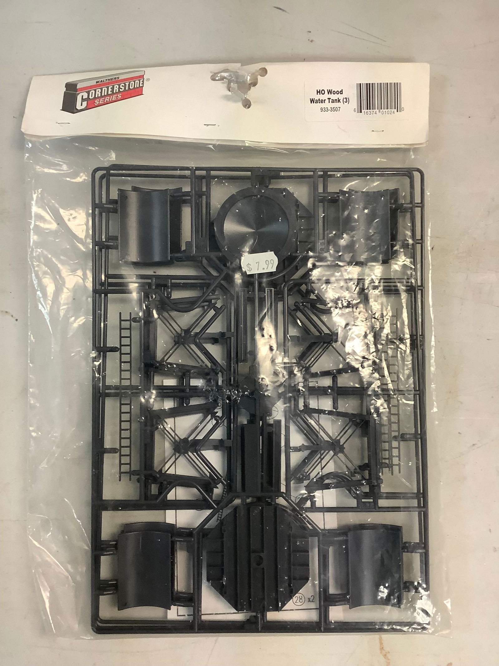 Walthers Cornerstone series Ho wood water tank (1 of 1)