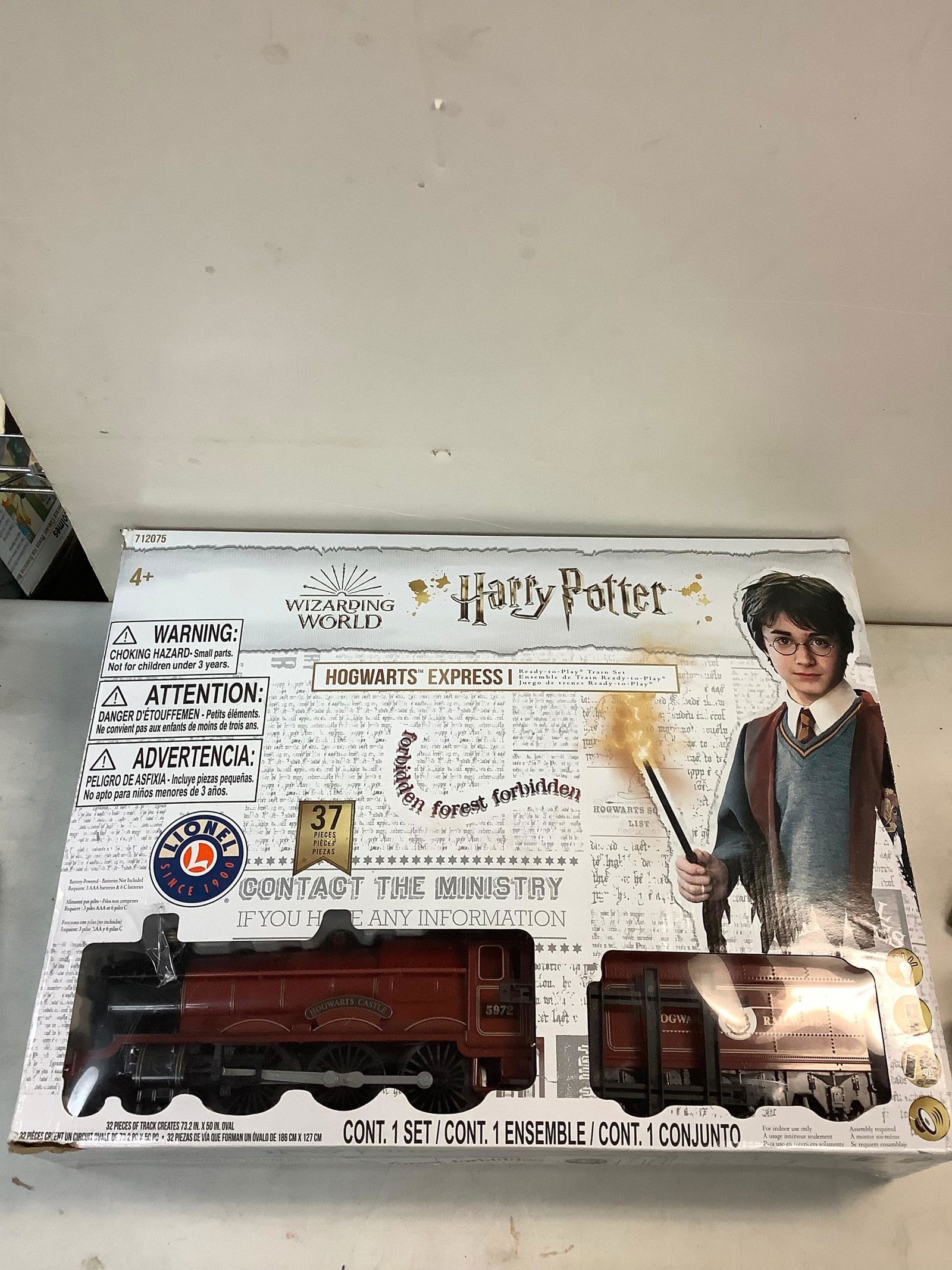 New Harry Potter Lionel Hogwarts Express Train 0-Gauge (1 of 1)