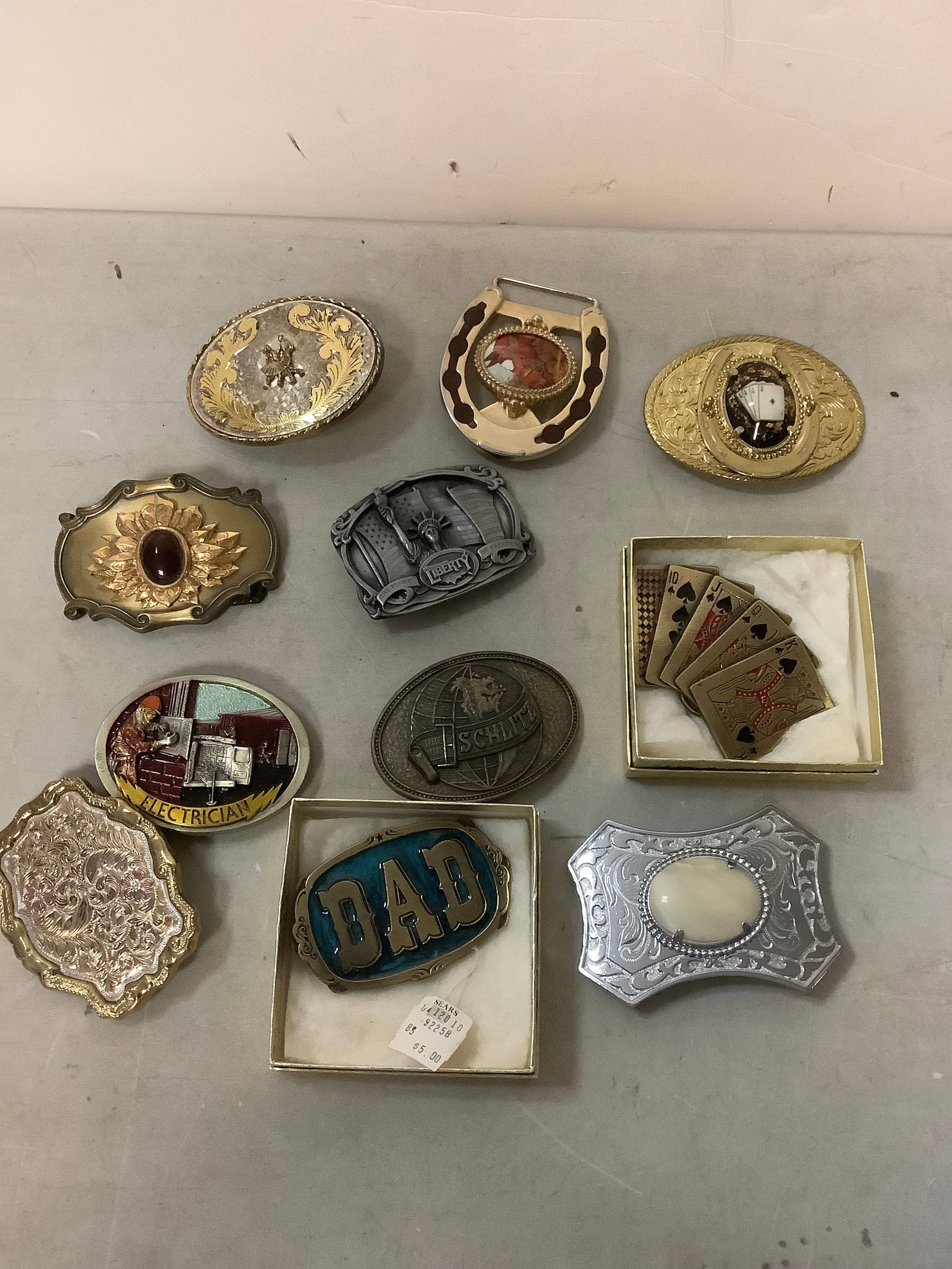 Lot of decorative belt buckles: Lot of decorative belt buckles