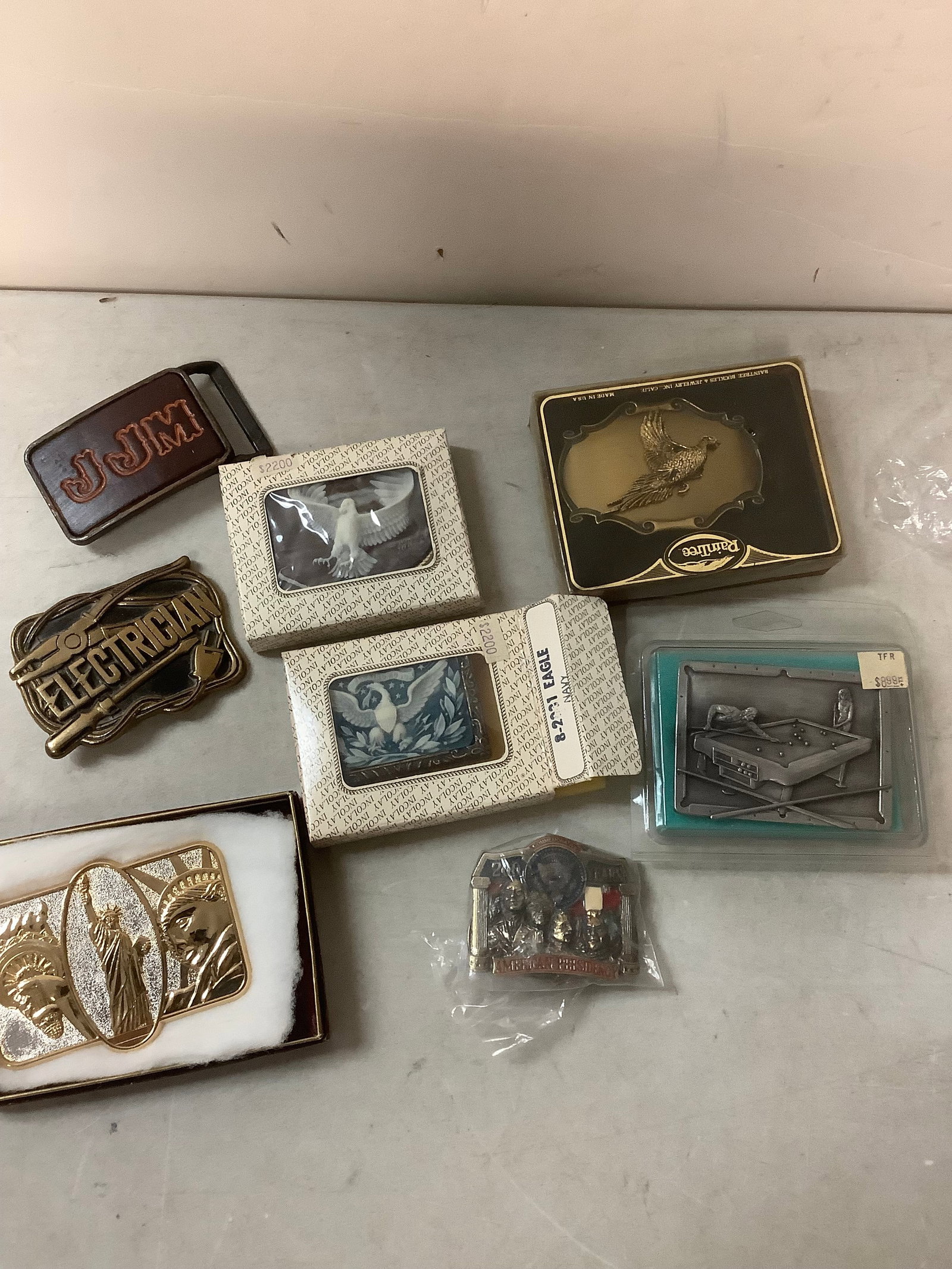 Lot of decorative belt buckles: Lot of decorative belt buckles
