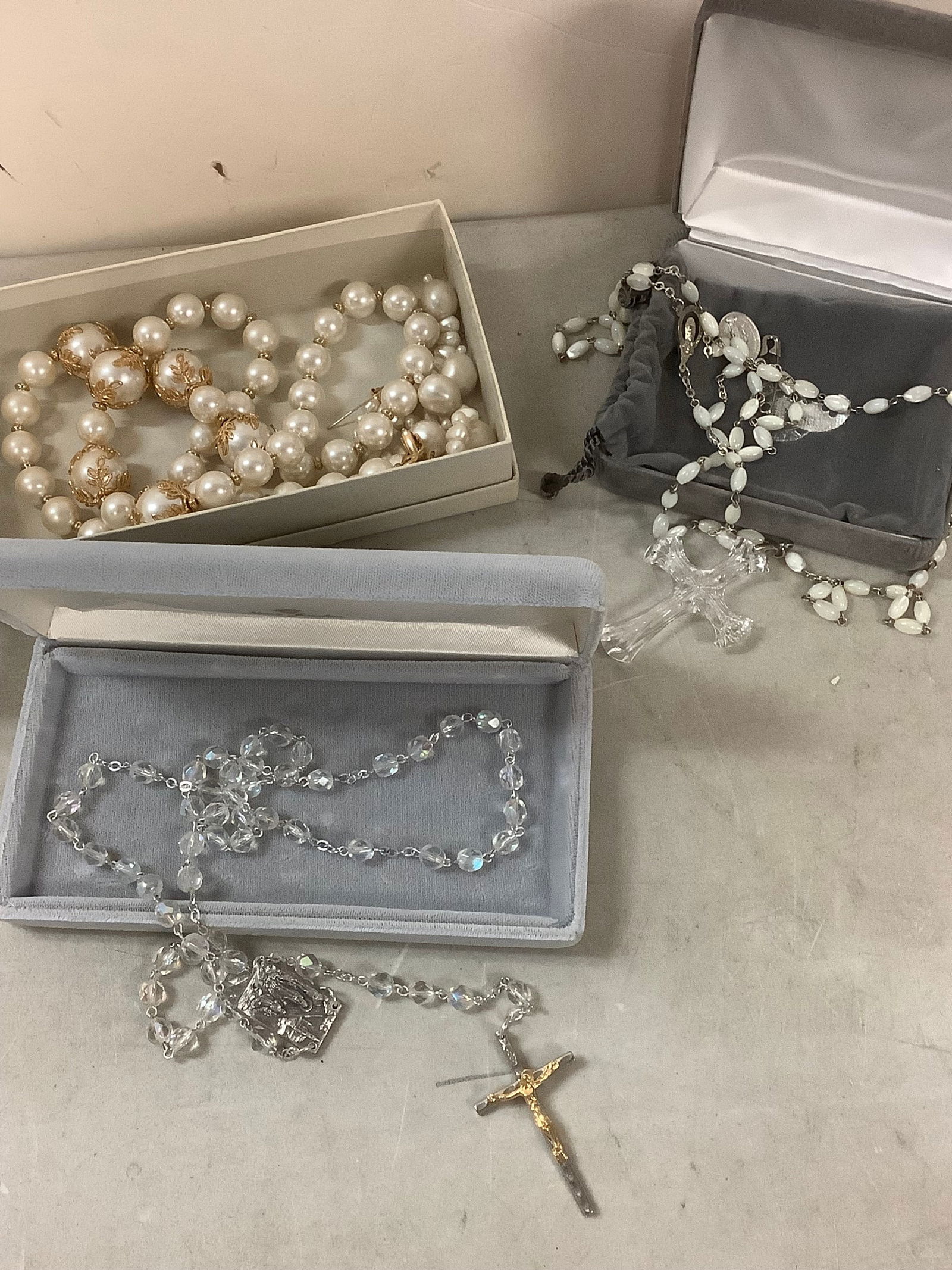 Lot of cross and pearl necklaces (1 of 1)