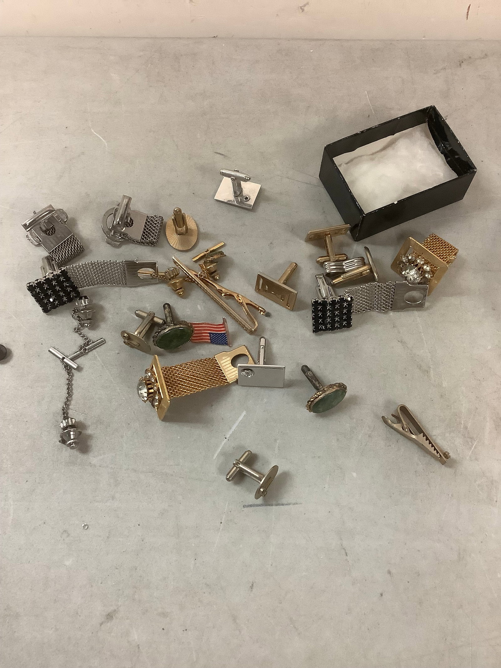 Lot of various pins and more: Lot of various pins and more