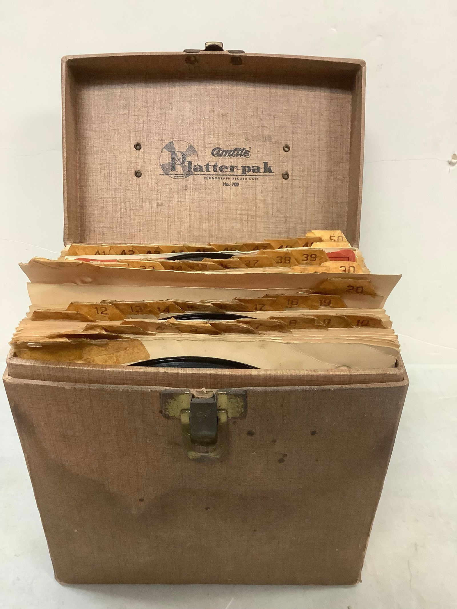 Lot of vintage records in Platter pak case (1 of 1)
