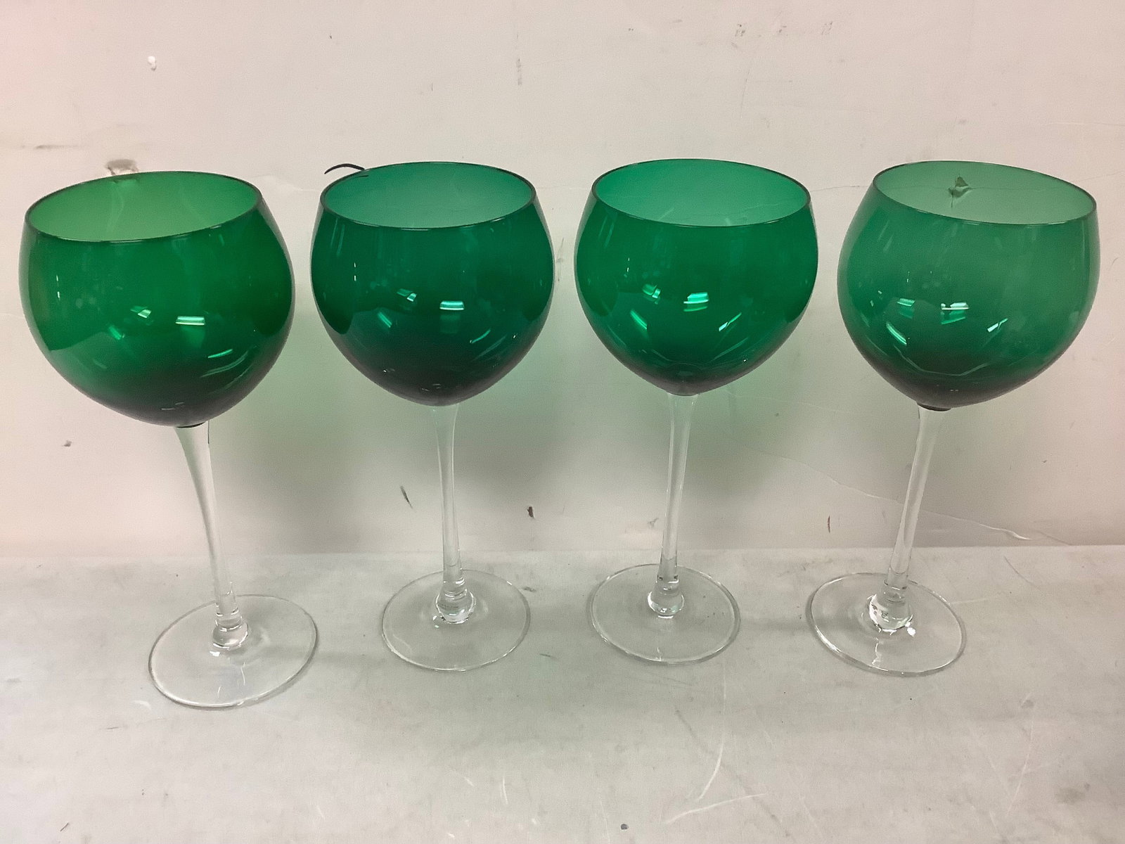 Lot of 4 green wine glasses ( 9 inches tall): Lot of 4 green wine glasses ( 9 inches tall)