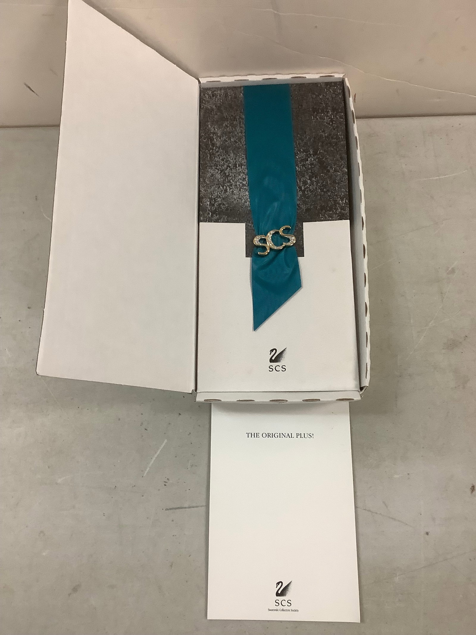 Swarovski ribbon pin: Swarovski ribbon pin