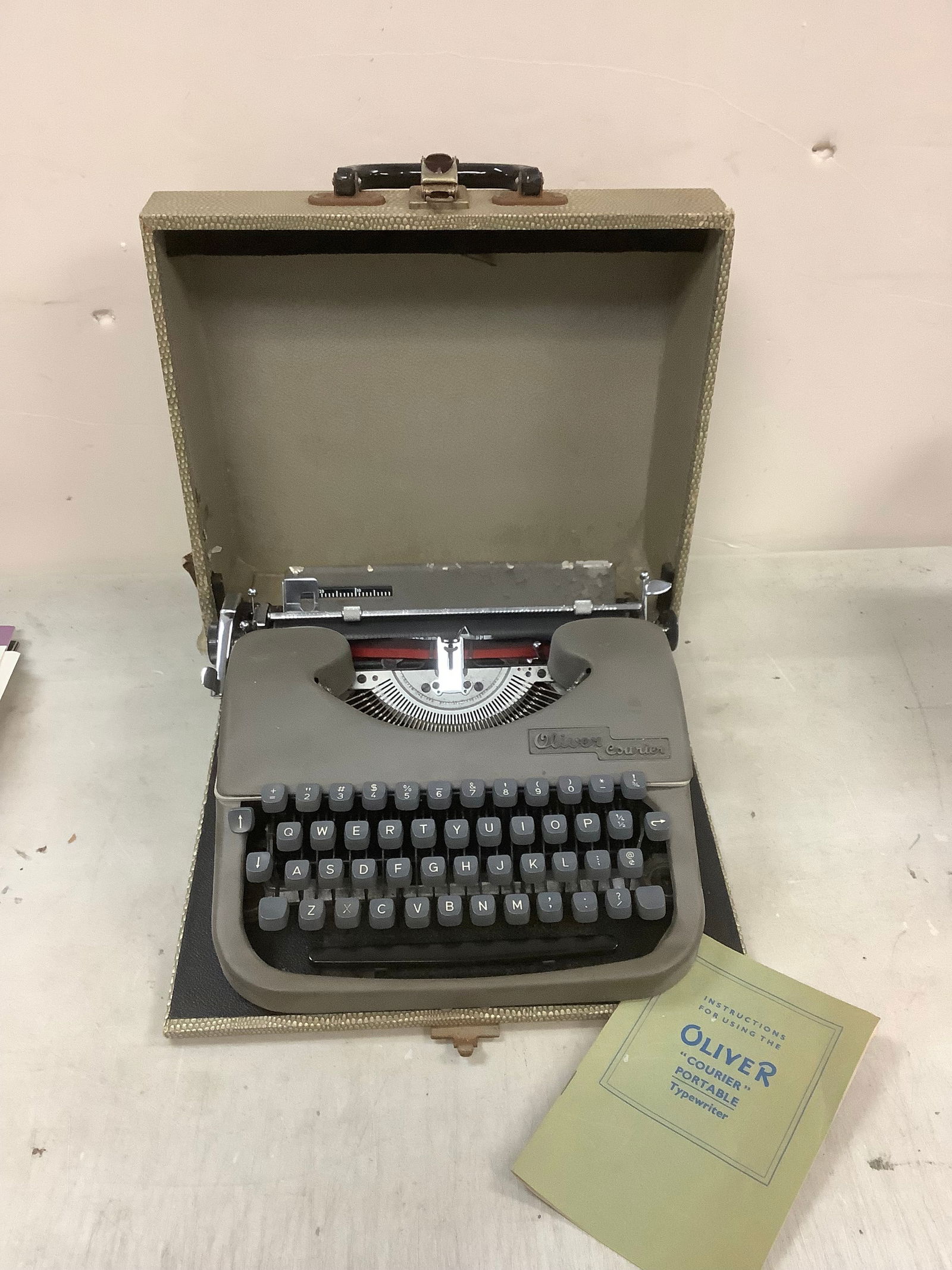 Vintage OLIVER courier portable typewriter (1 of 1)