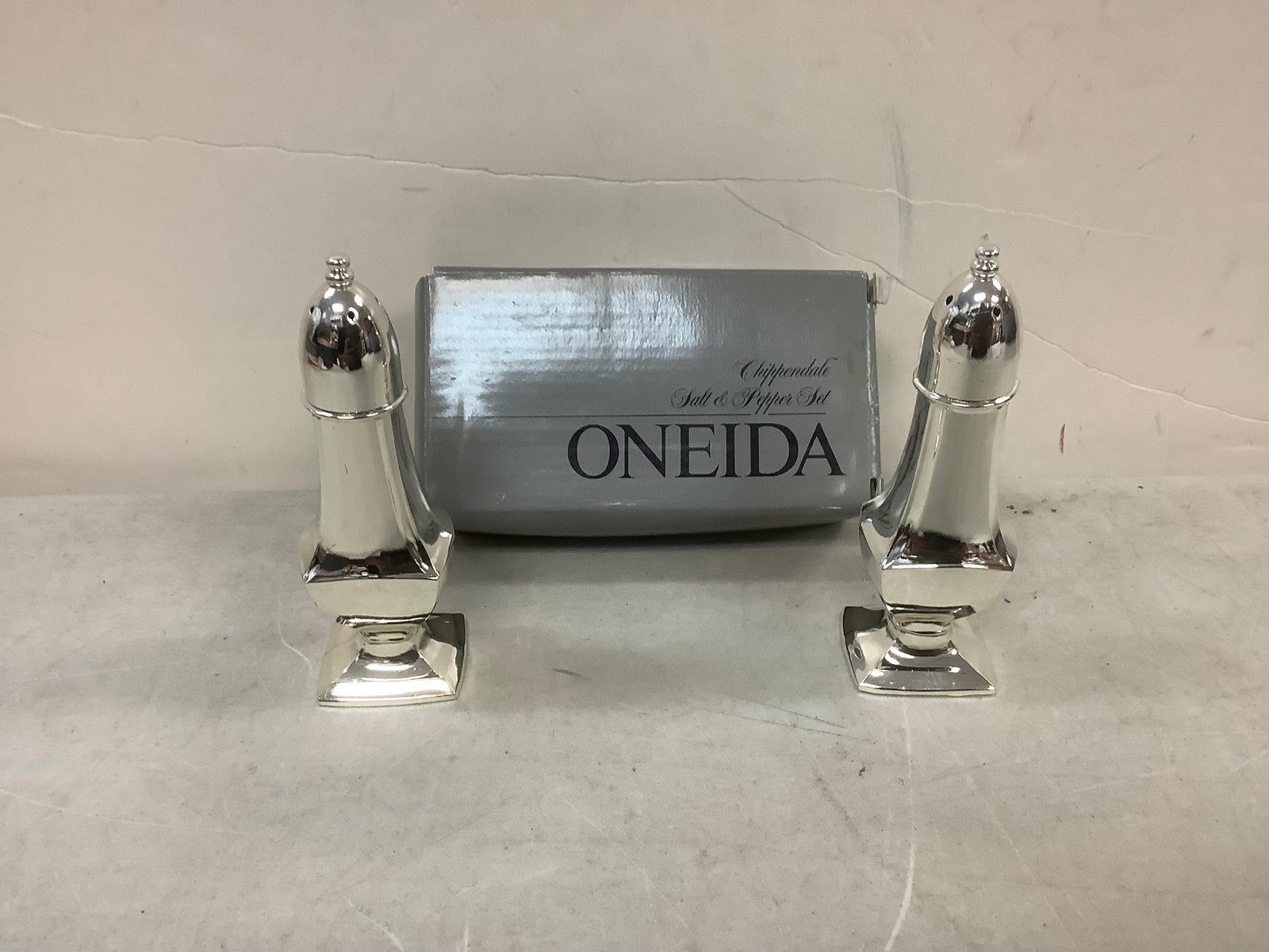 ONEIDA chippendale salt & pepper set 4.5in tall: ONEIDA chippendale salt & pepper set 4.5in tall
