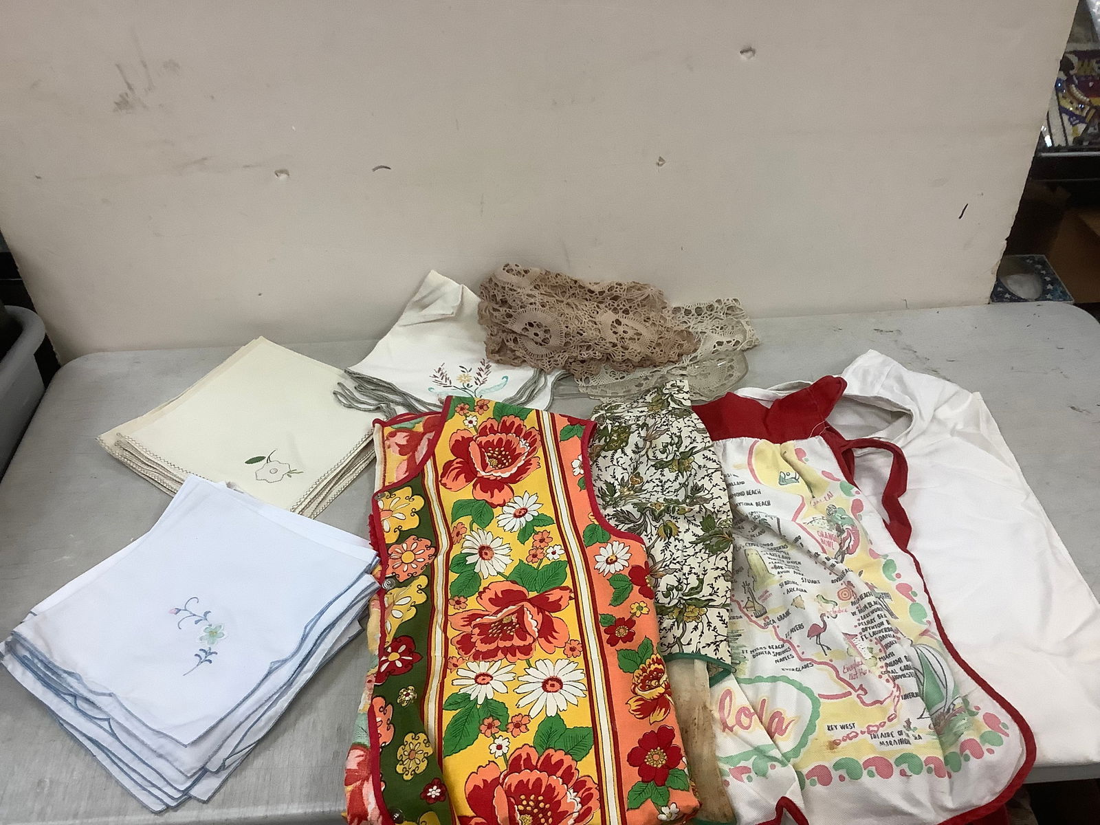 Lot of vintage aprons, cloth napkins and more: Lot of vintage aprons, cloth napkins and more