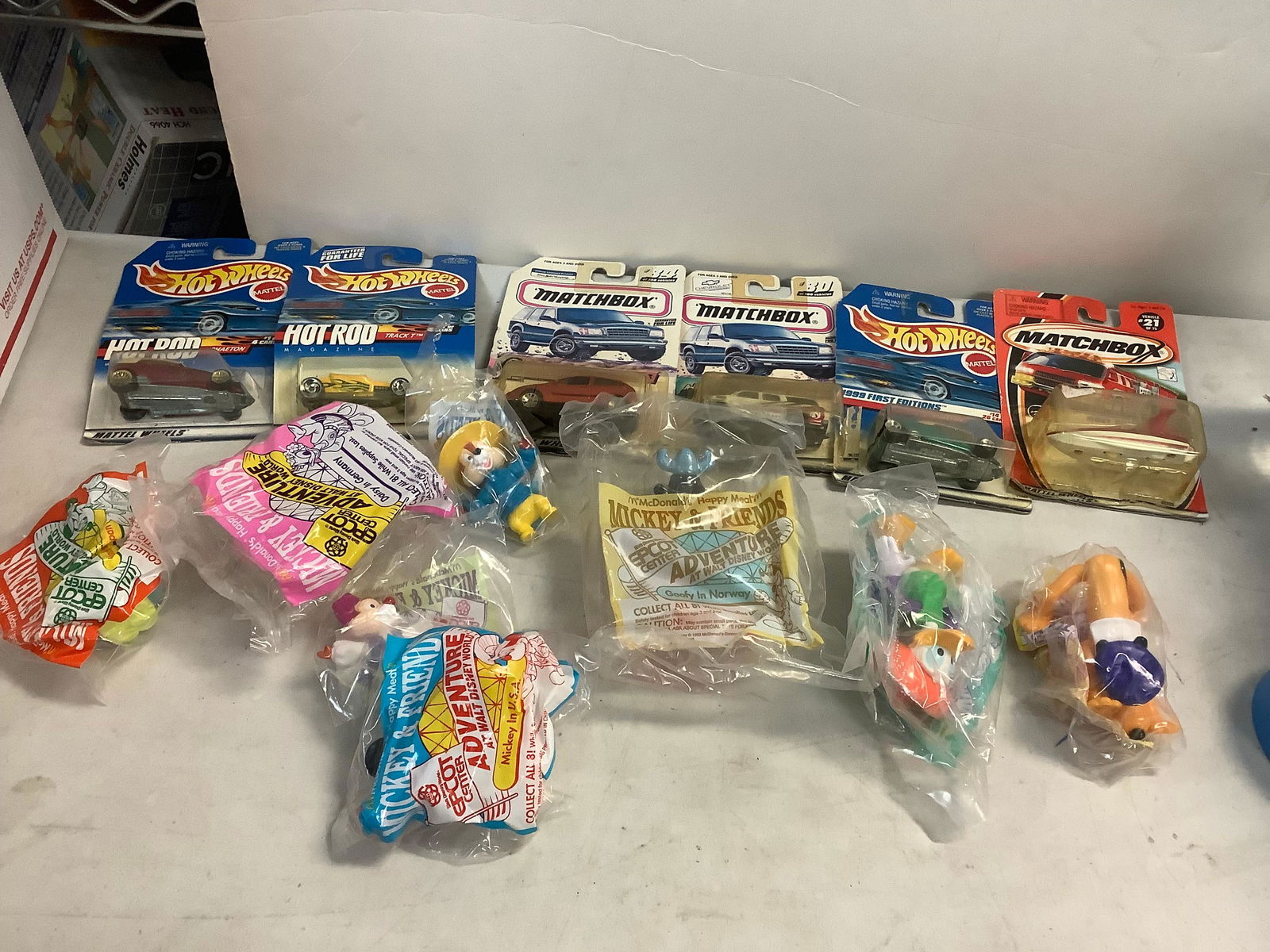 lot of hot wheels and matchbox and vintage McDonalds toys: lot of hot wheels and matchbox and vintage McDonalds toys
