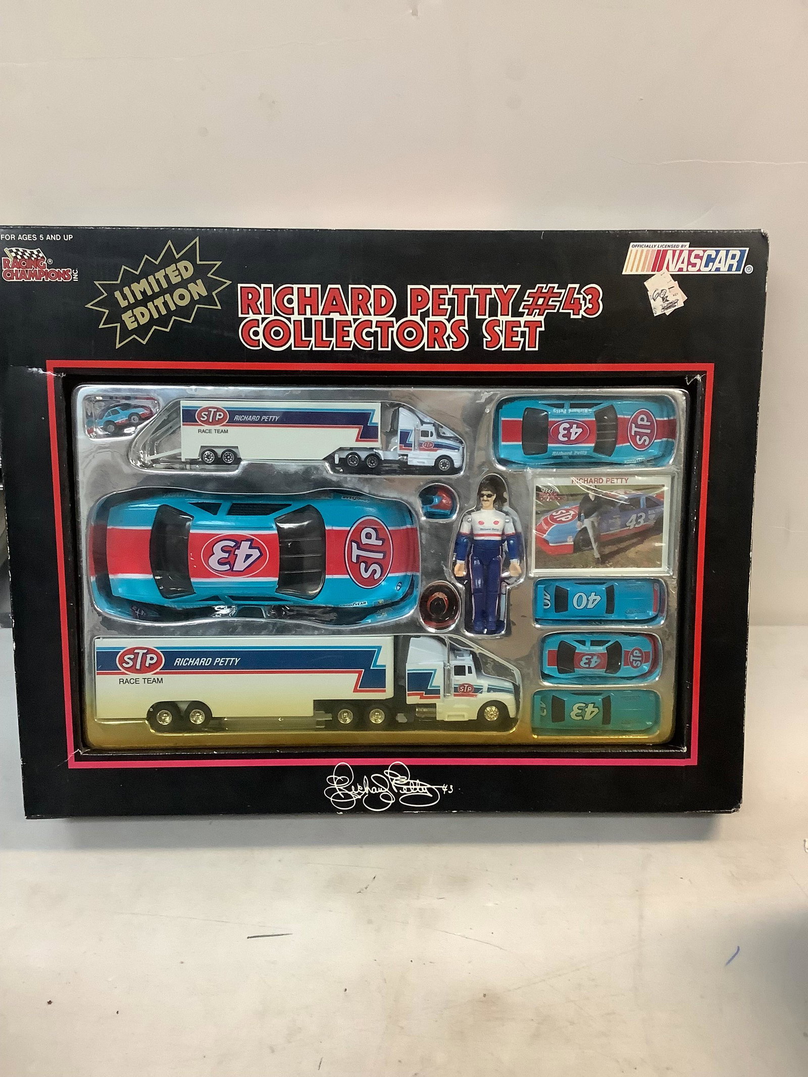 Racing champions limited edition Richard petty #43 collectors set: Racing champions limited edition Richard petty #43 collectors set