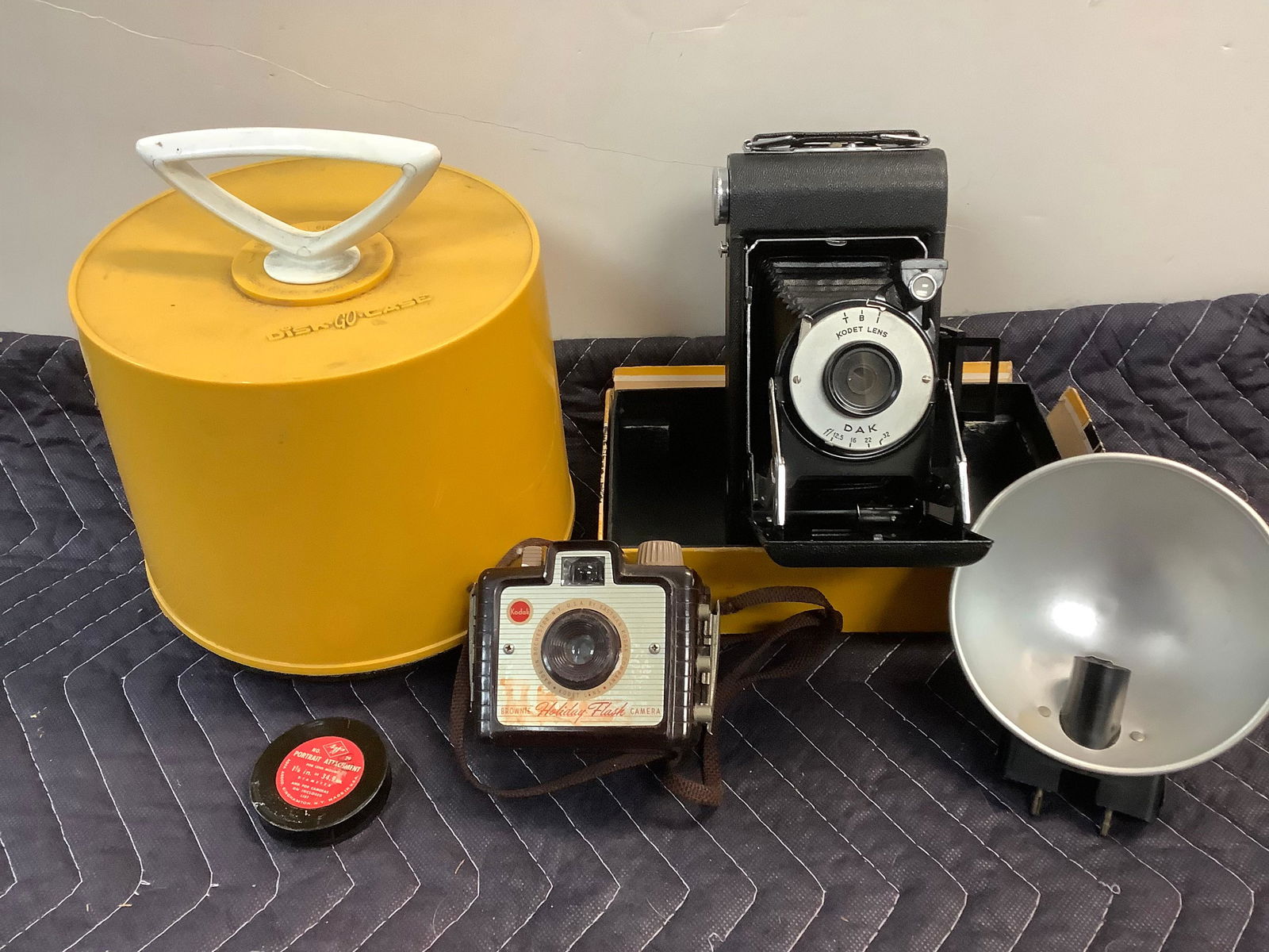 Lot of Vintage Cameras (Kodak Brownie Holiday Flash & Kodak Vigilant Junior Six-16, Disk Go Case and (1 of 1)