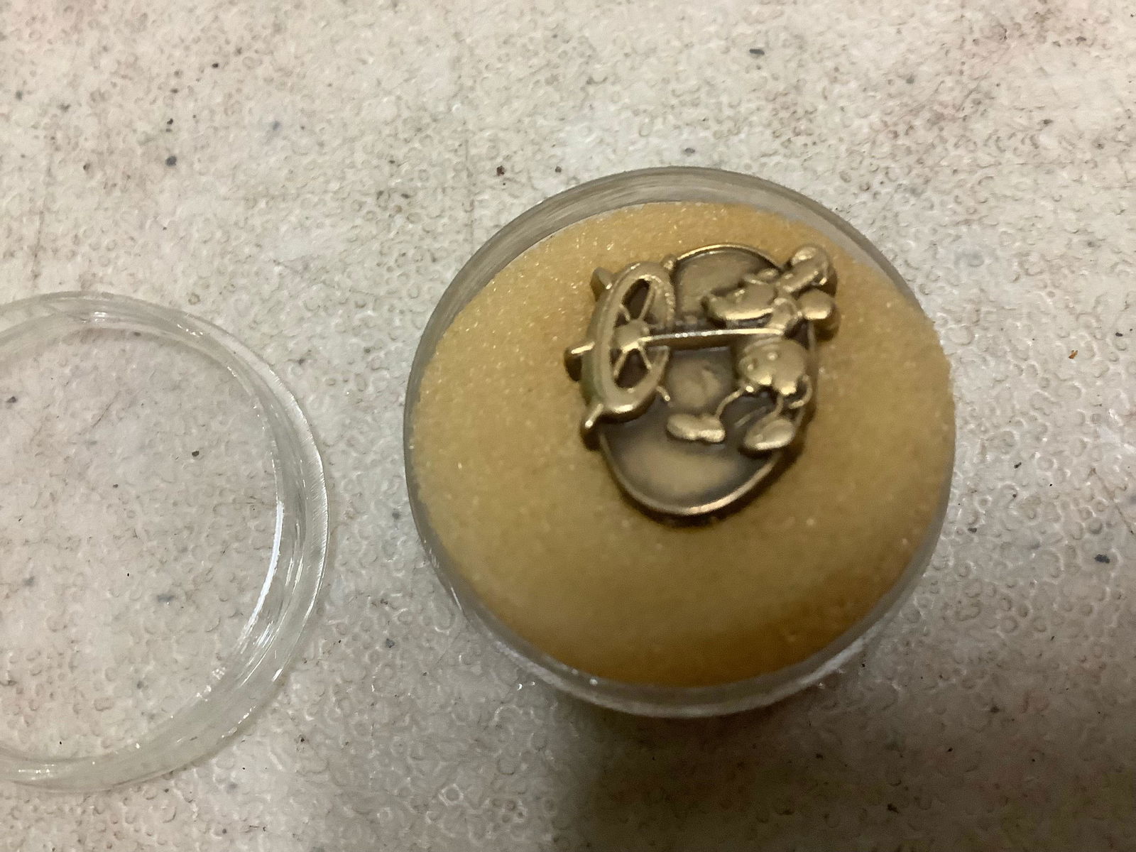 Vintage Disney mickey mouse pin (1 of 1)