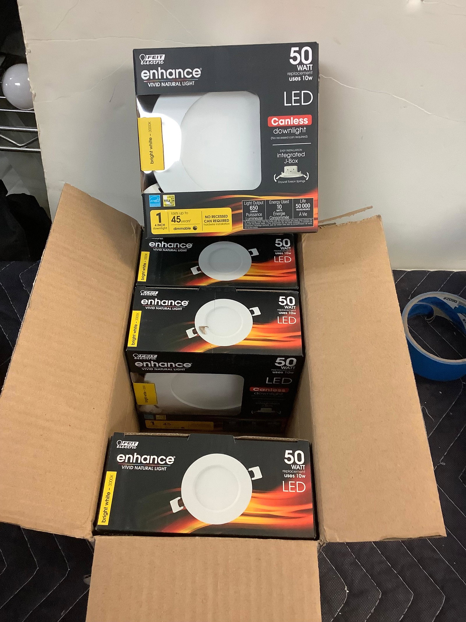 Lot of New Feit Complete Light Fixtures 4 in Case: Lot of New Feit Complete Light Fixtures 4 in Case
