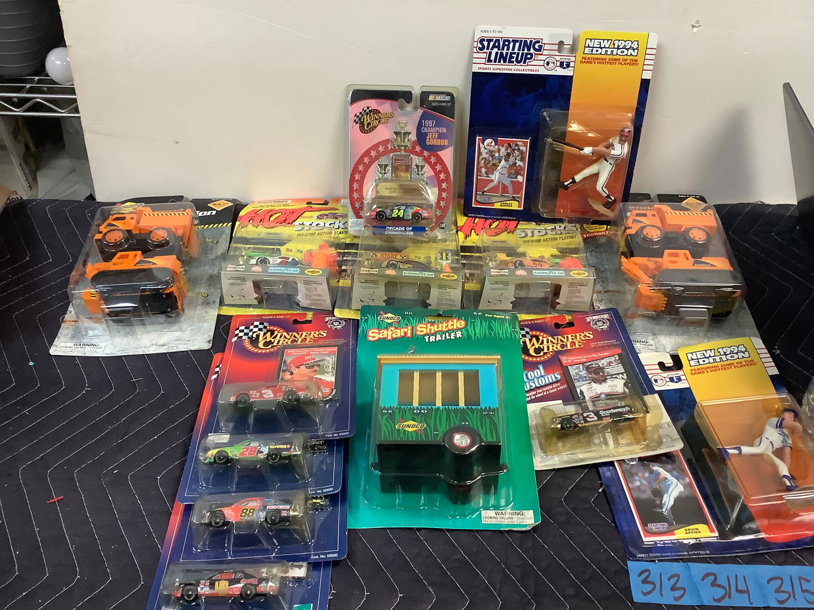 Lot of staring line up figures, matchbox's and more: Lot of staring line up figures, matchbox's and more