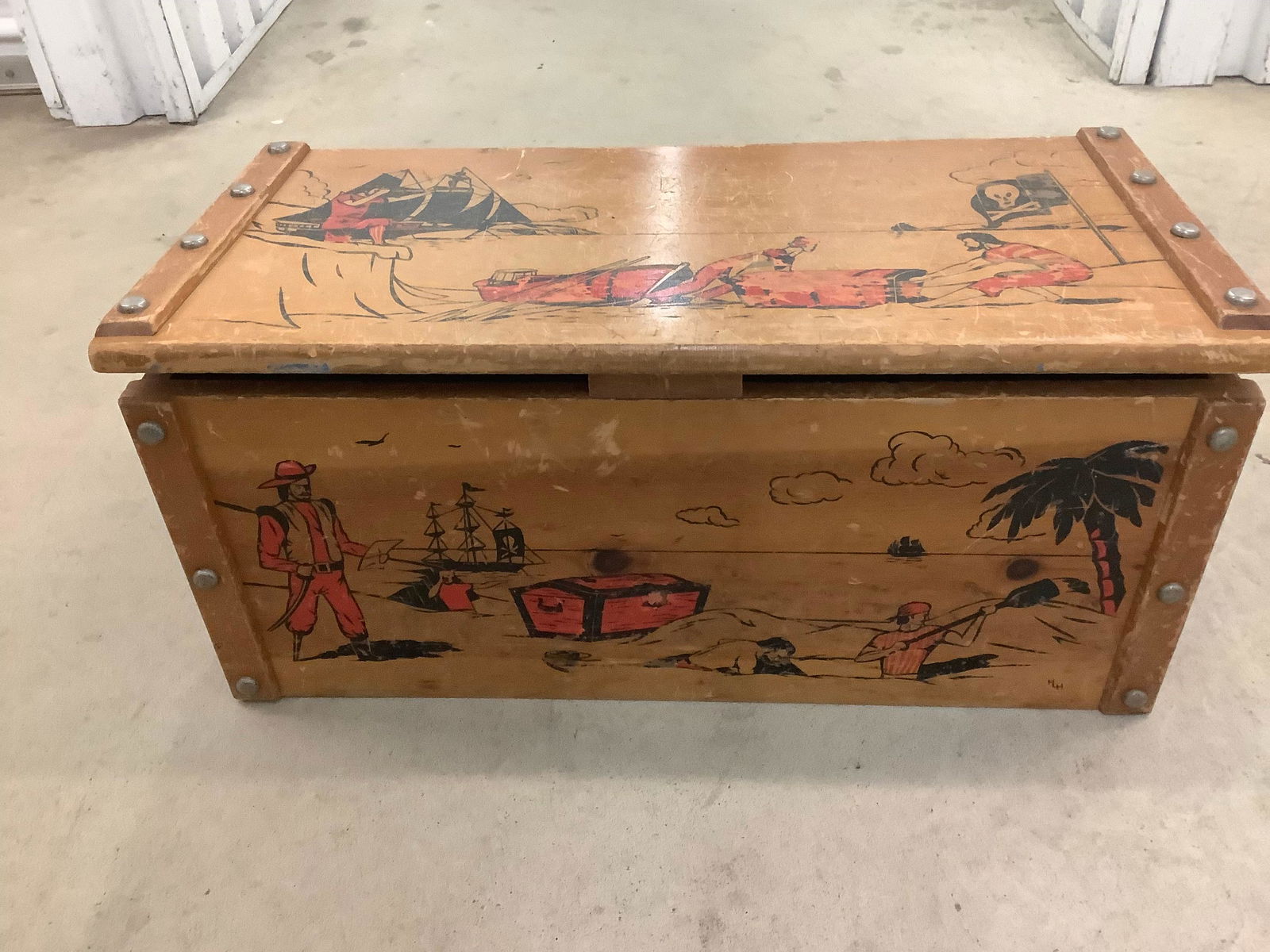Wooden Pirate Chest (1 of 1)