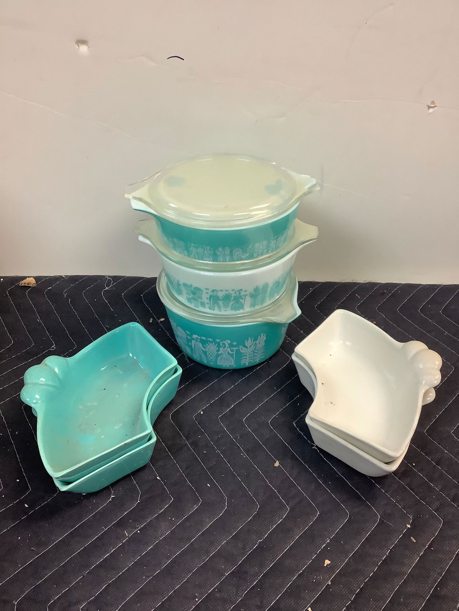 Lot of Vintage Pyrex Bowls with Lids and More: Lot of Vintage Pyrex Bowls with Lids and More