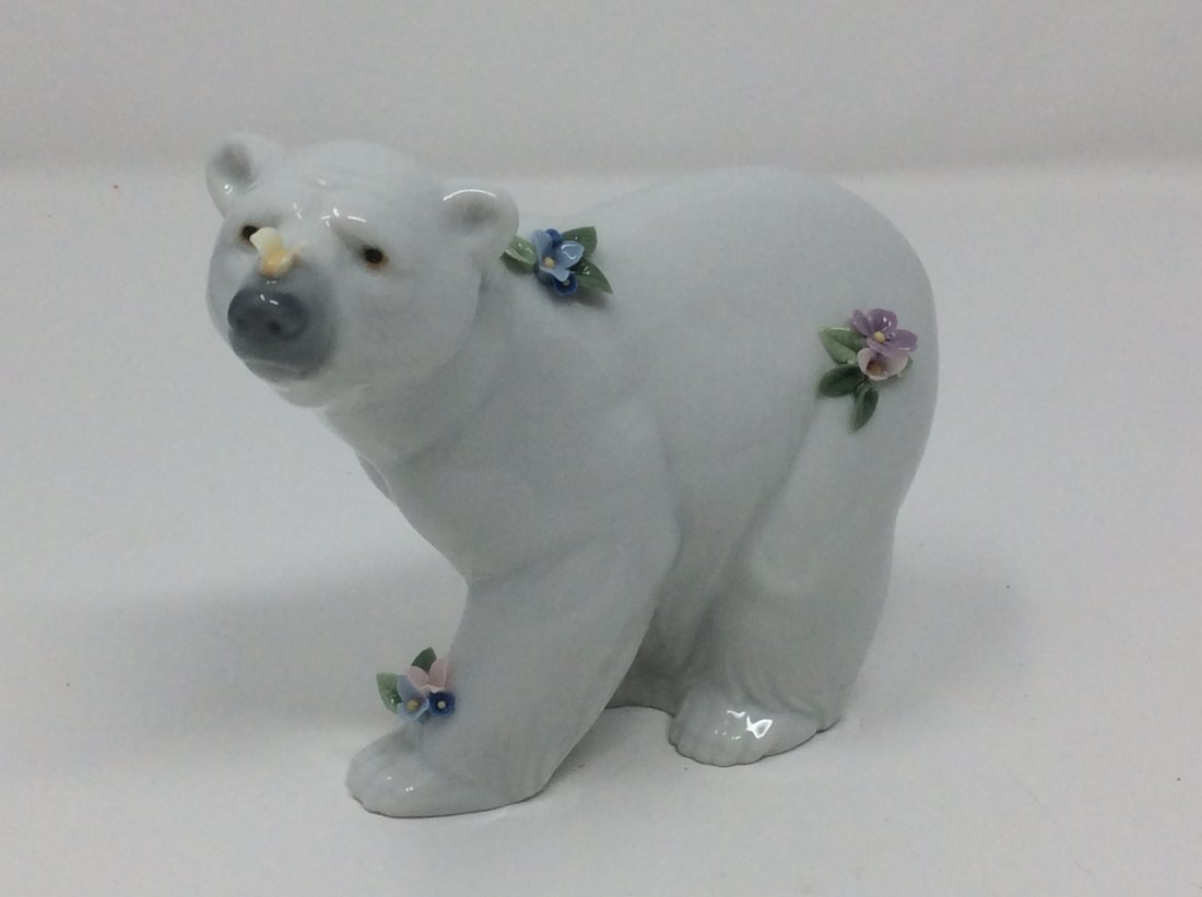 Lladro polar Bear w/ butterfly and flowers 4 x 5: chip on butterfly