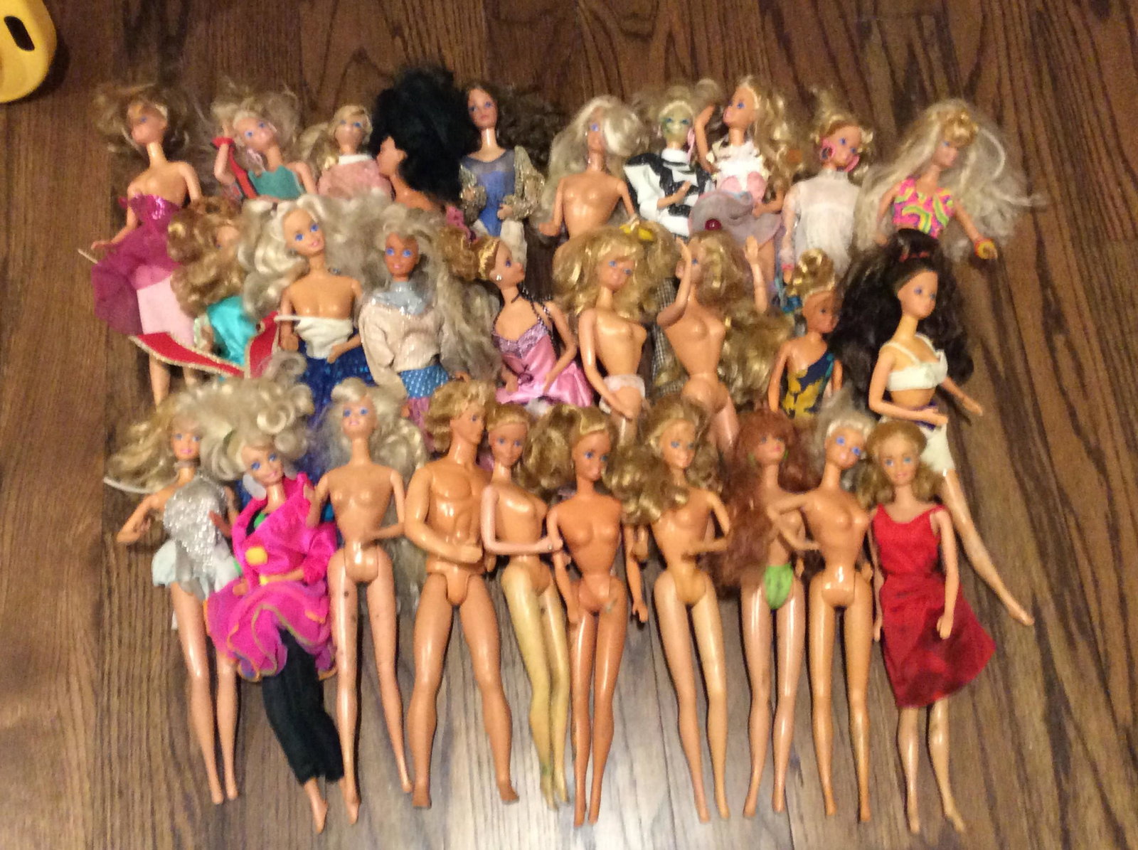 large lot of 28 Barbies: large lot of 28 Barbies