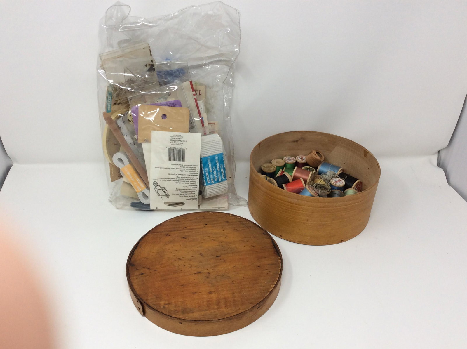 Lot of sewing supplies: Lot of sewing supplies