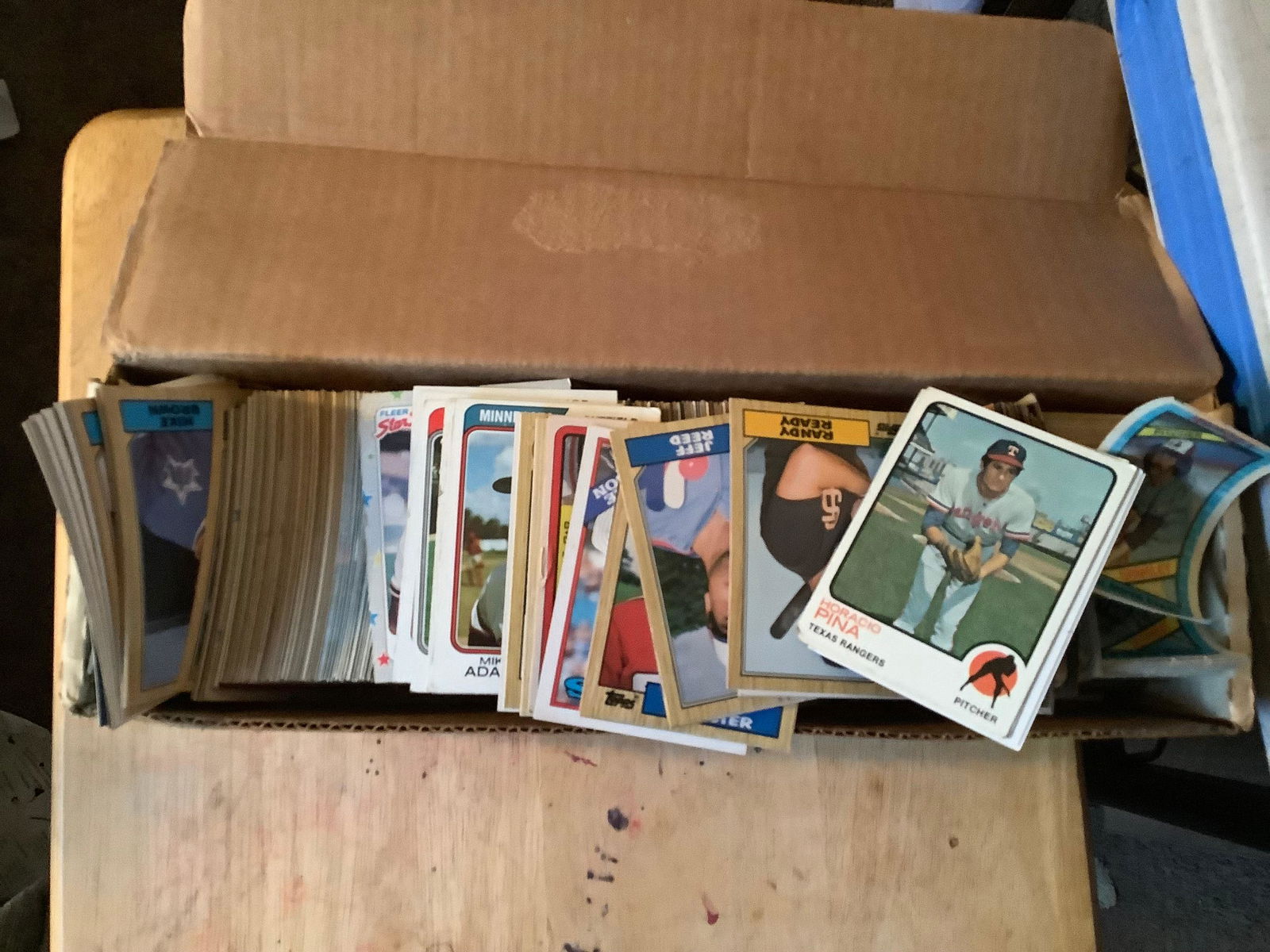 Large lot of various baseball cards (1 of 1)