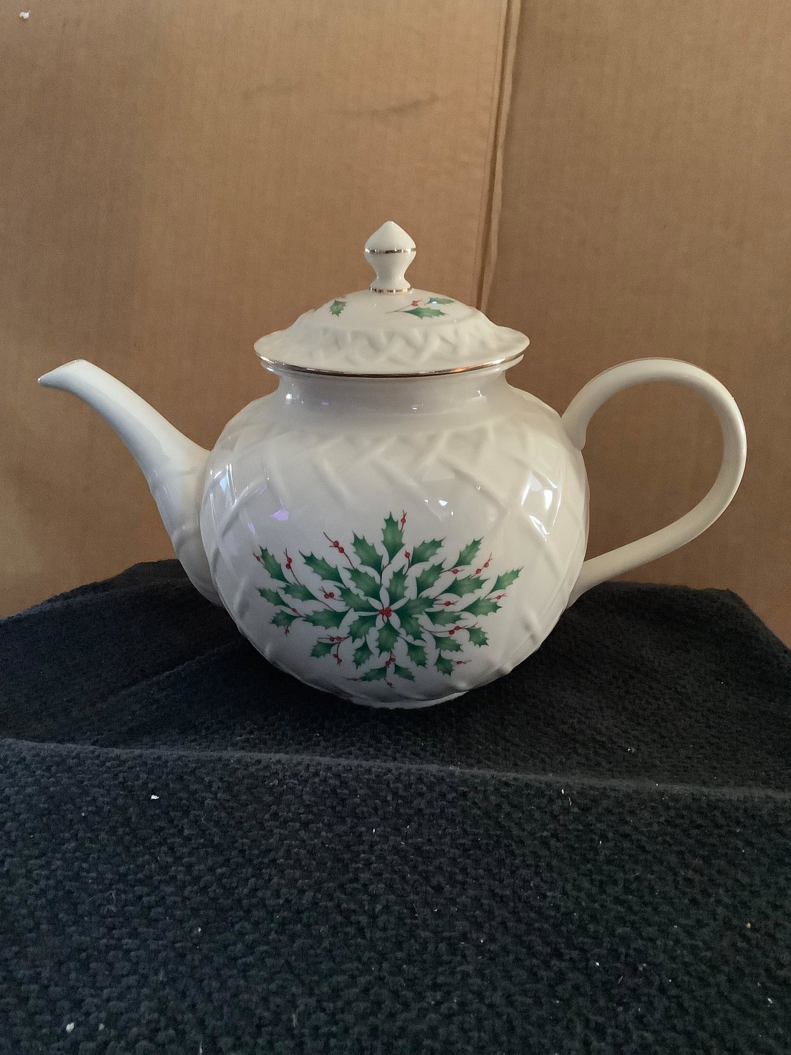 Lenox Christmas Tea Pot - approx 7 1/2" tall: Lenox Christmas Tea Pot - approx 7 1/2" tall