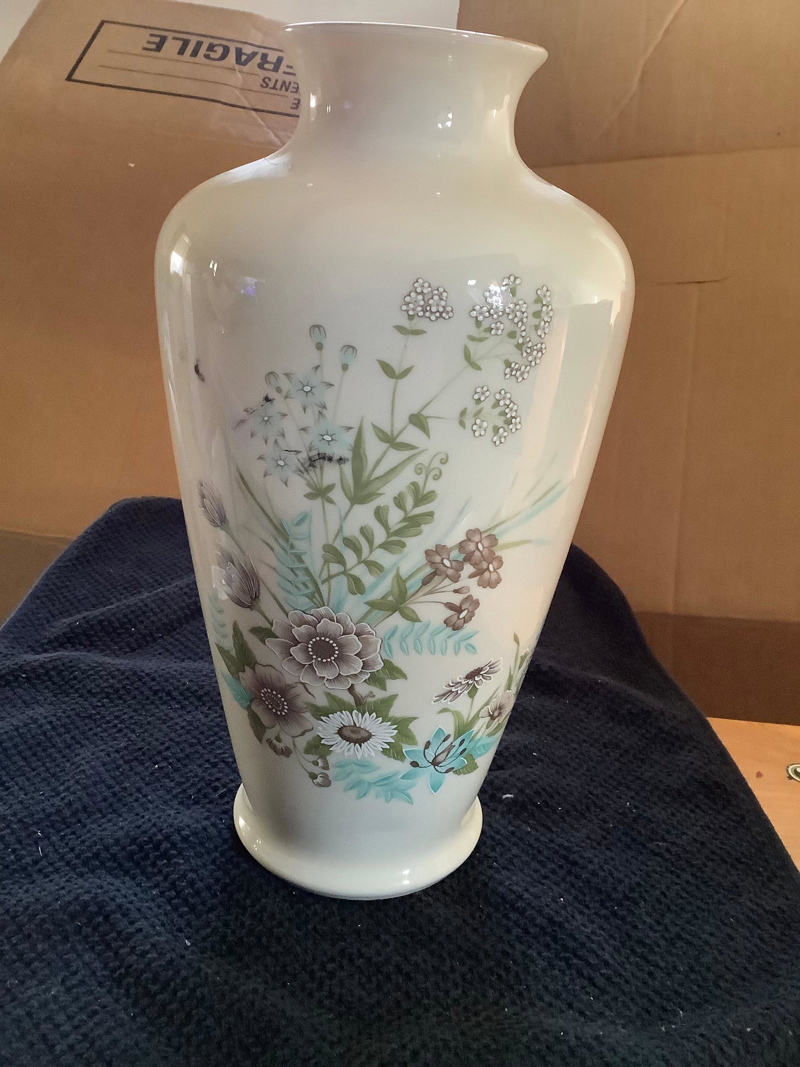 Lenox "special" vase measures 12" tall (does have a chip in top edge): Lenox "special" vase measures 12" tall (does have a chip in top edge)