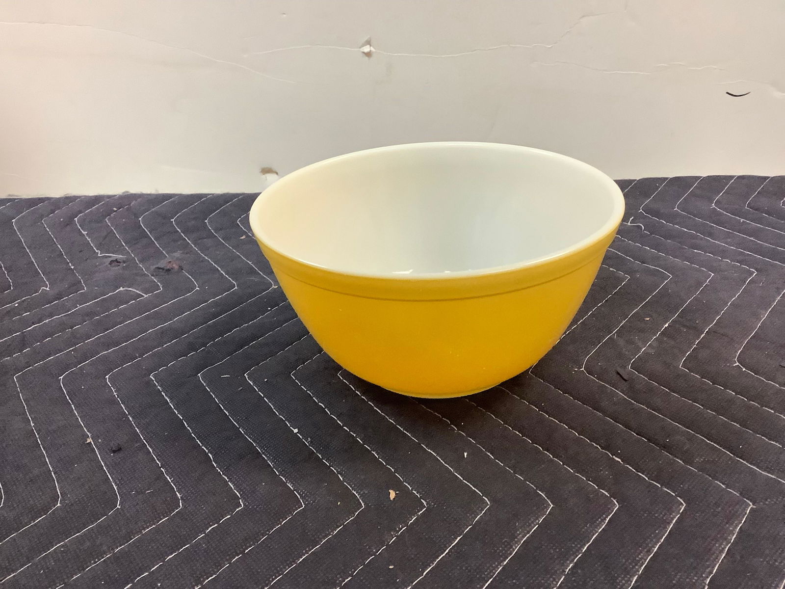 Vintage Yellow Pyrex Bowl 402: Vintage Yellow Pyrex Bowl 402