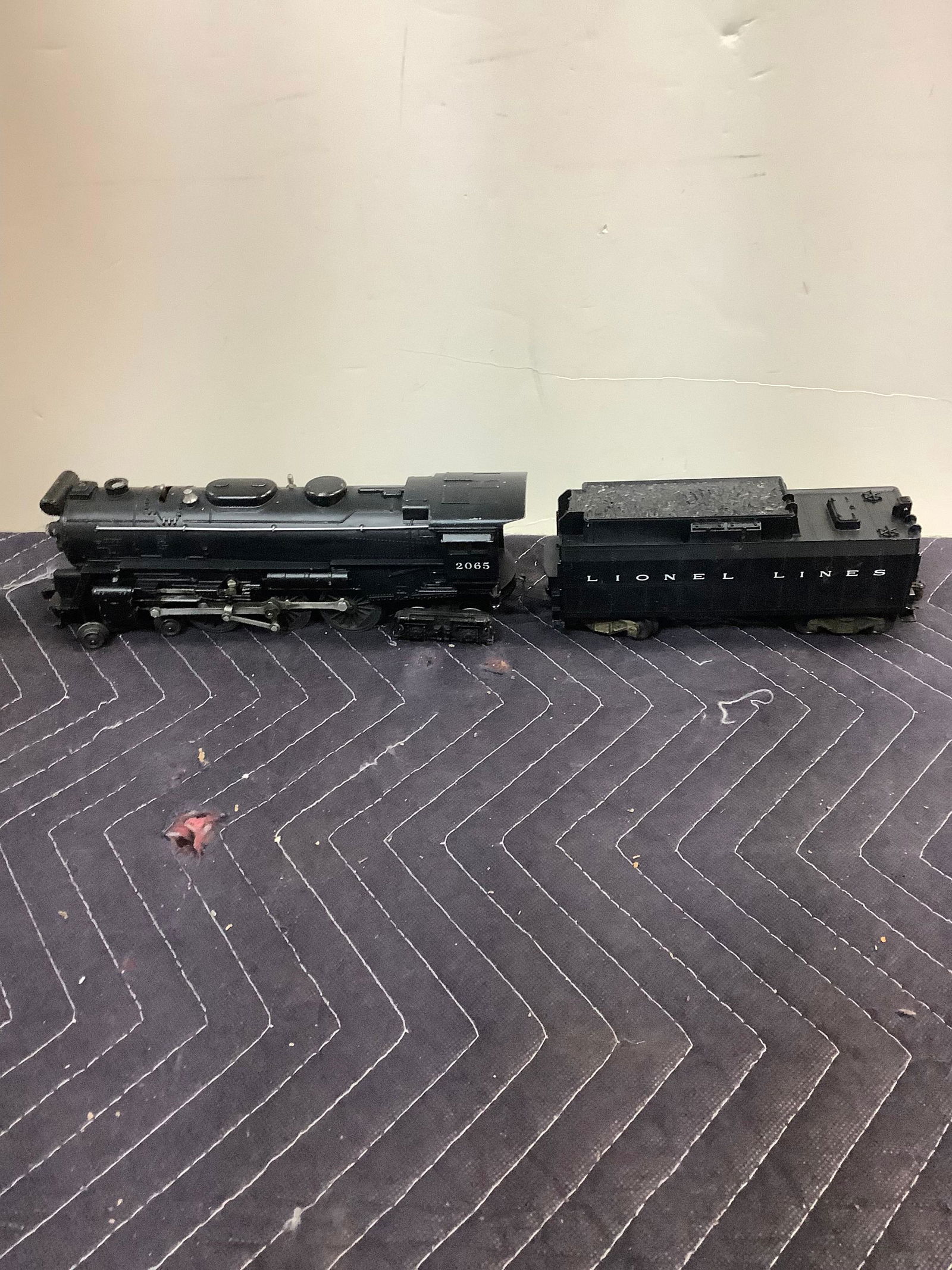 Lionel Metal Train & Engine (1 of 1)