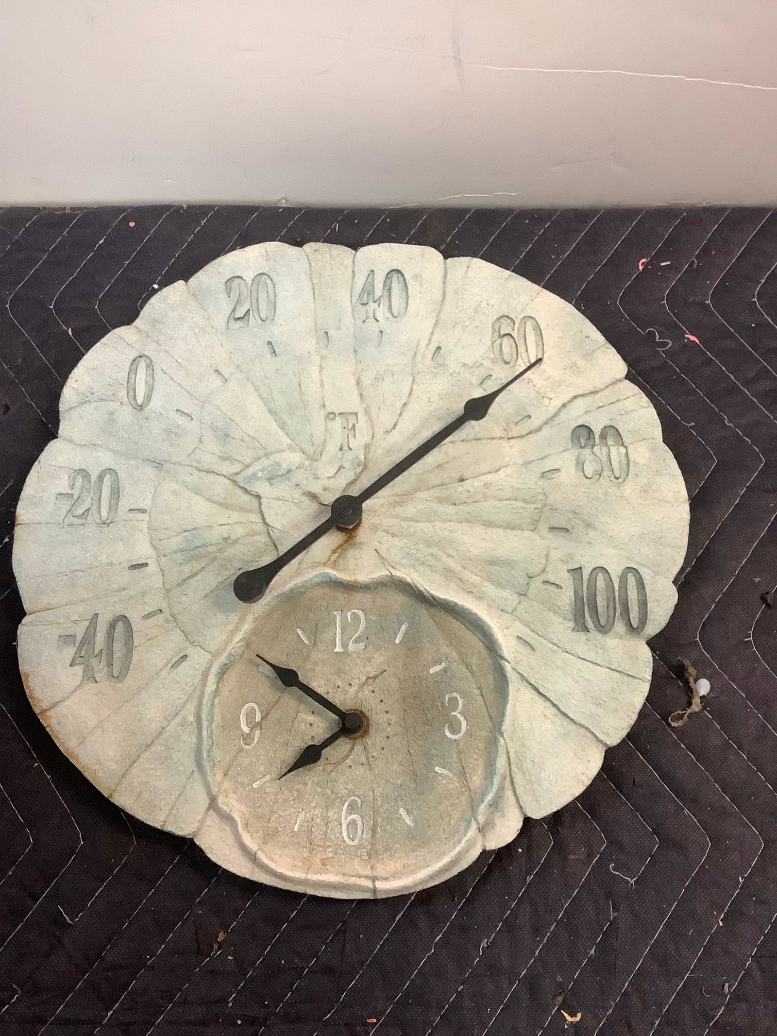 Seashell clock: Seashell clock