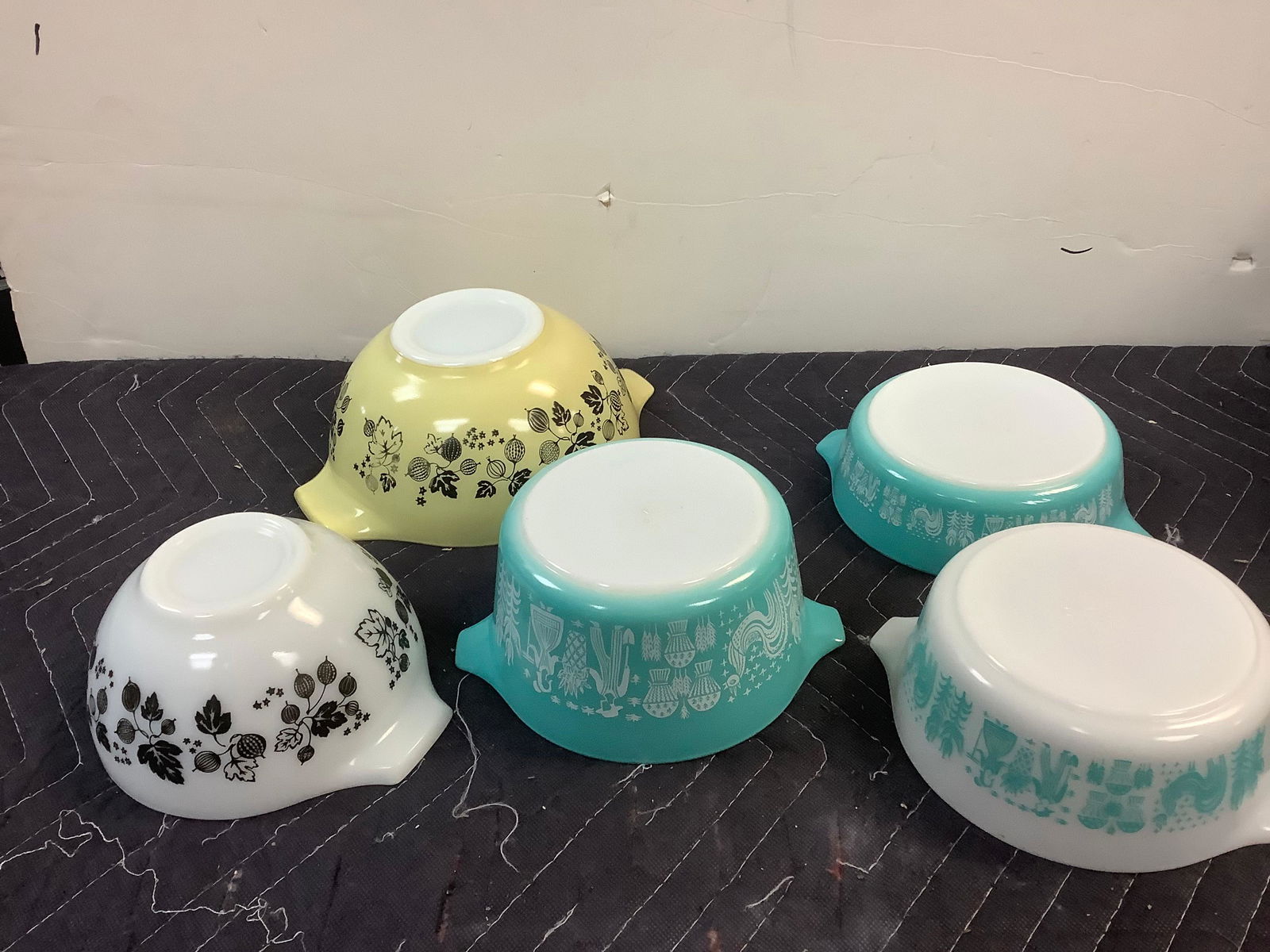 Lot of Pyrex dishware: Lot of Pyrex dishware