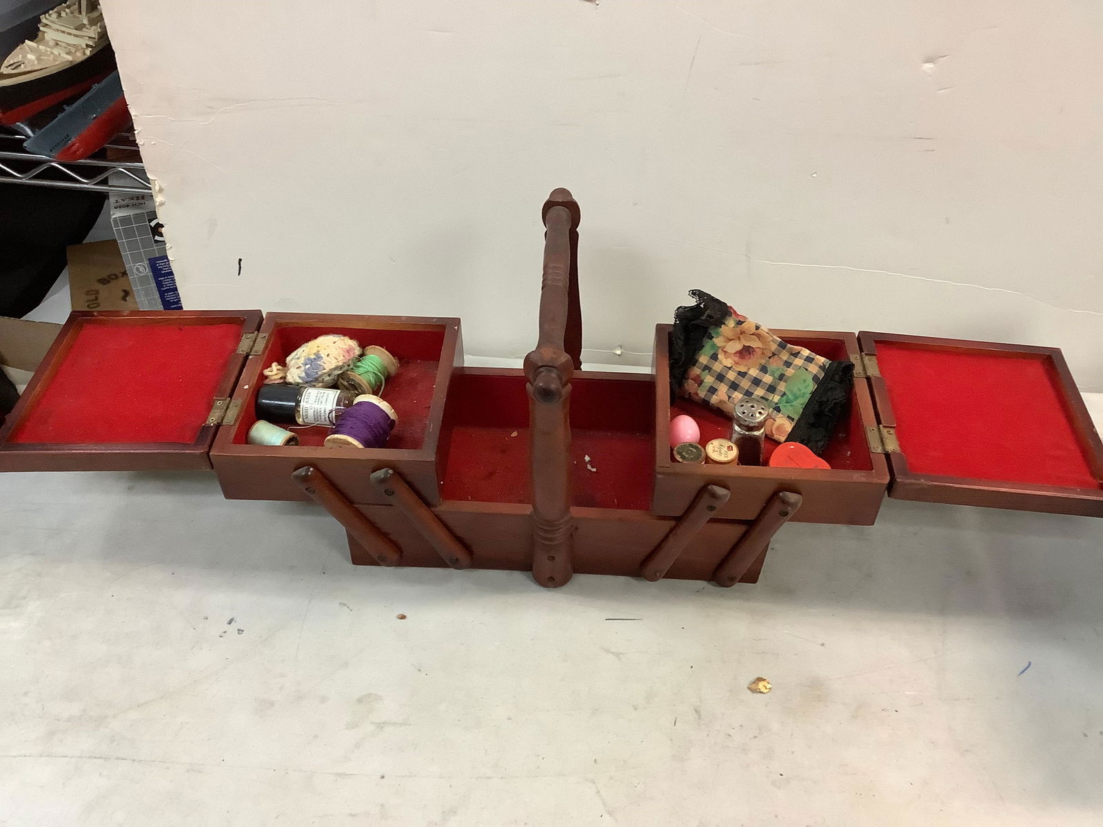 Vintage sewing kit (1 of 1)