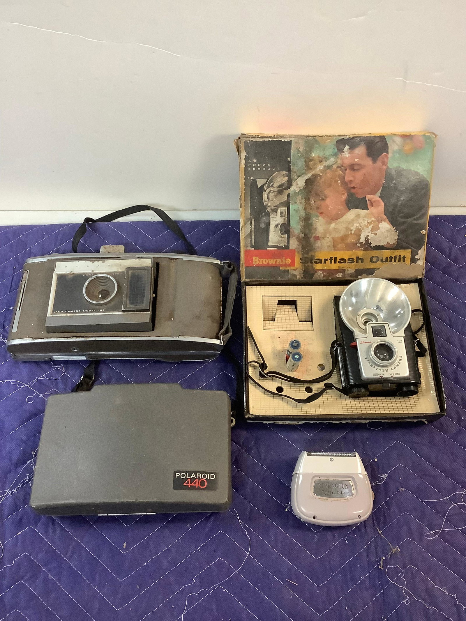 lot of vintage cameras and vintage electric razor: lot of vintage cameras and vintage electric razor