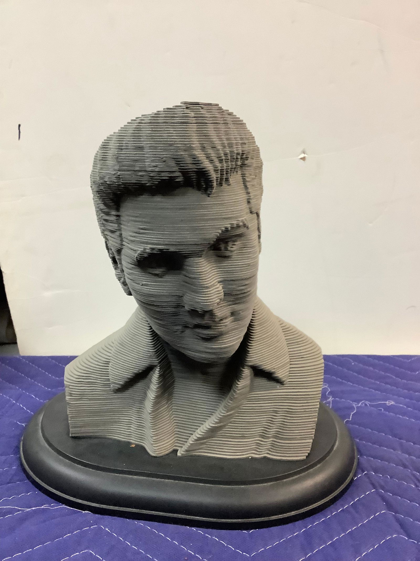 1997 Hasbro 3D Sculpture Puzzle Elvis Presley Bust on Stand 11" (1 of 1)