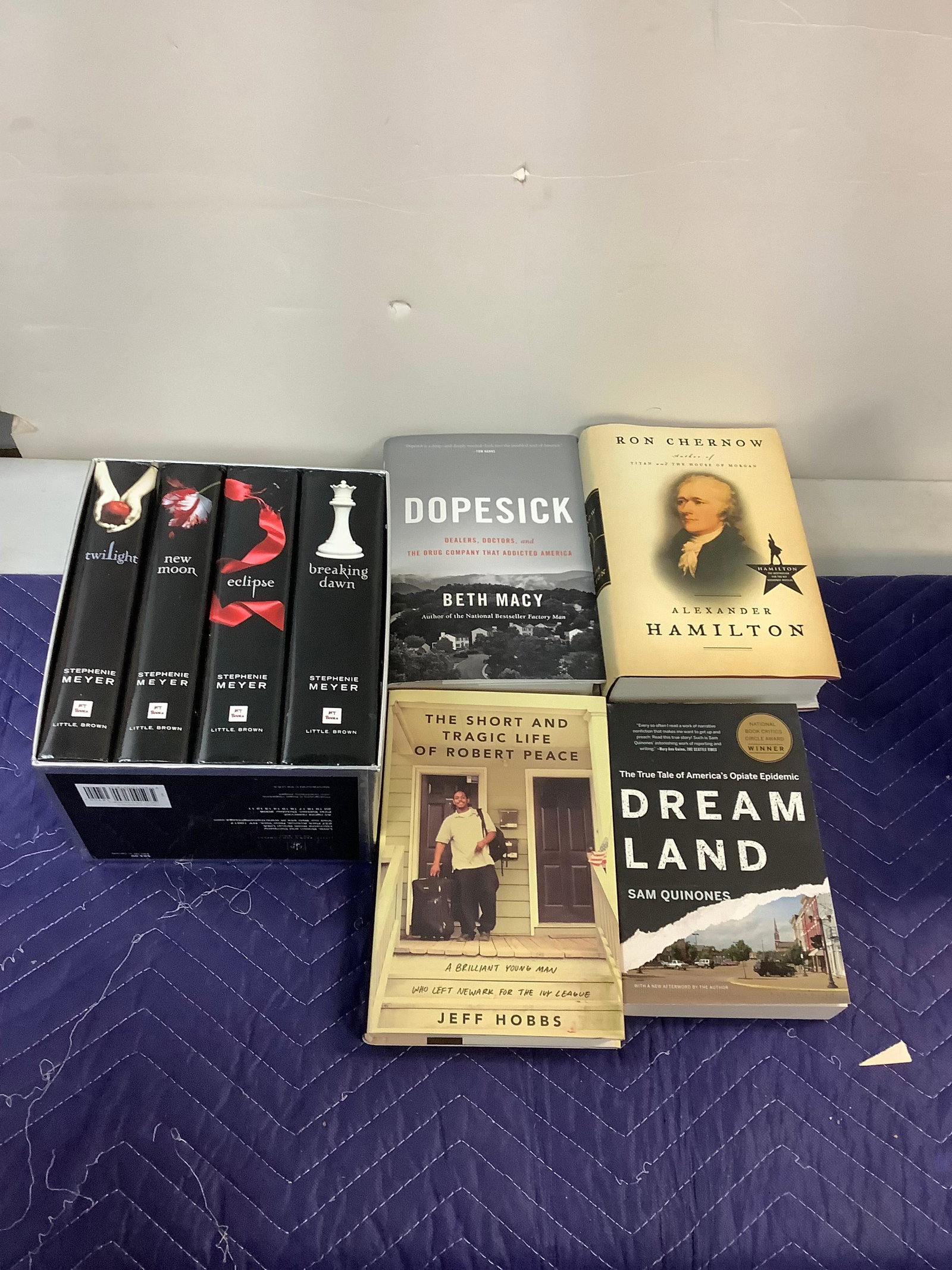 Lot of twilight set, ALEXANDER HAMILTON and more books: Lot of twilight set, ALEXANDER HAMILTON and more books